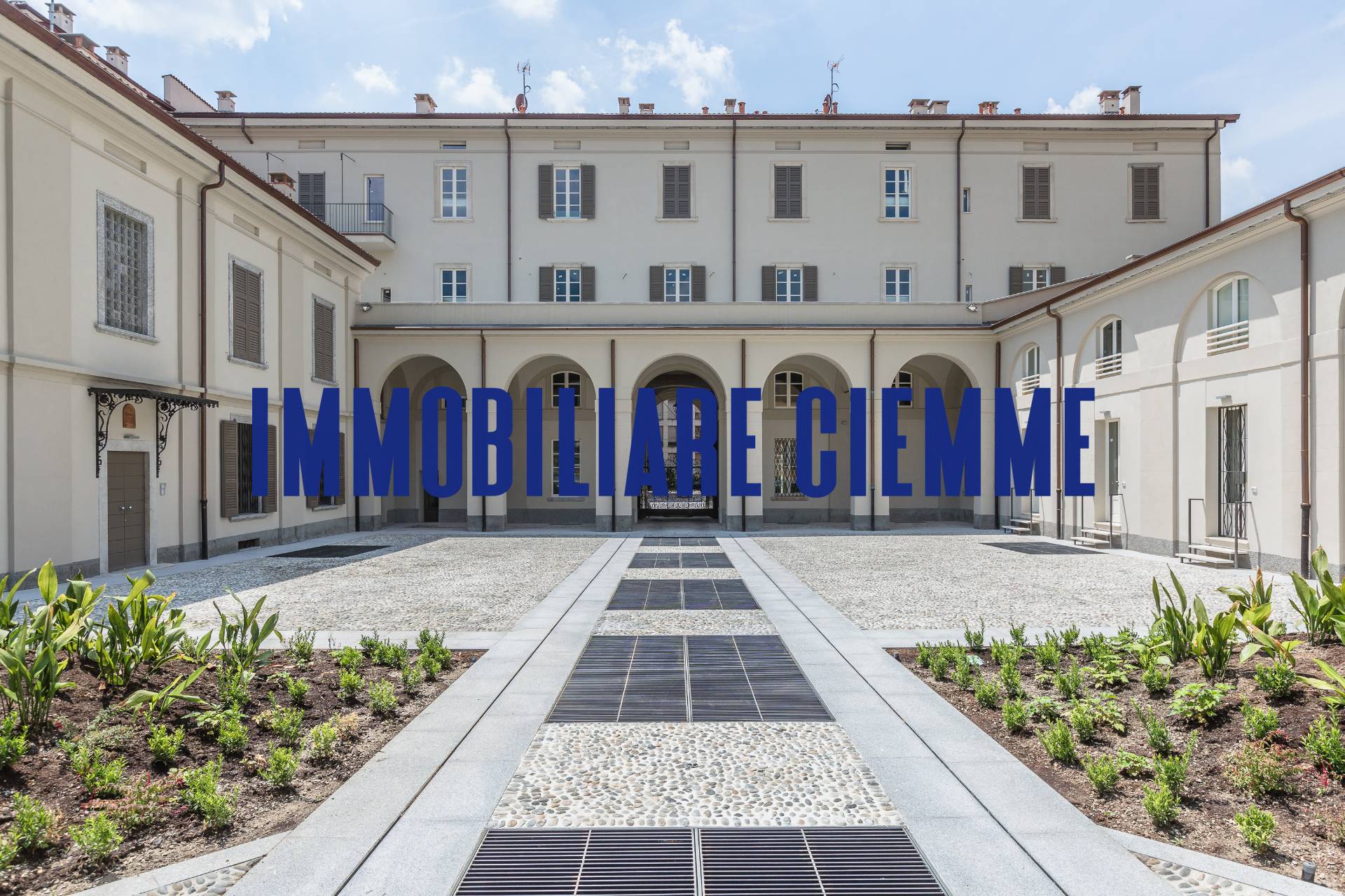 Locale commerciale in vendita a Lecco, Centro