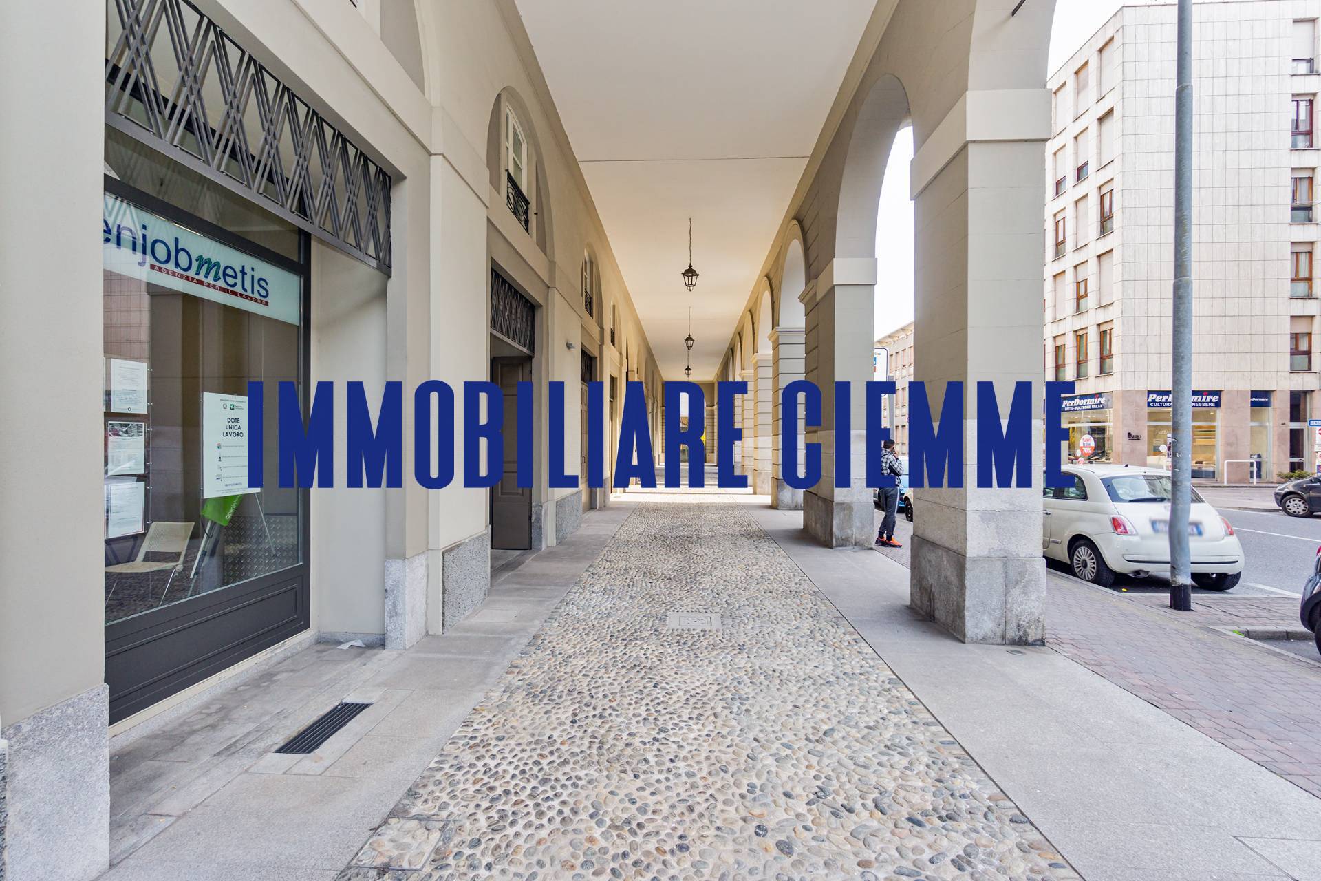 Locale commerciale in vendita a Lecco, Centro