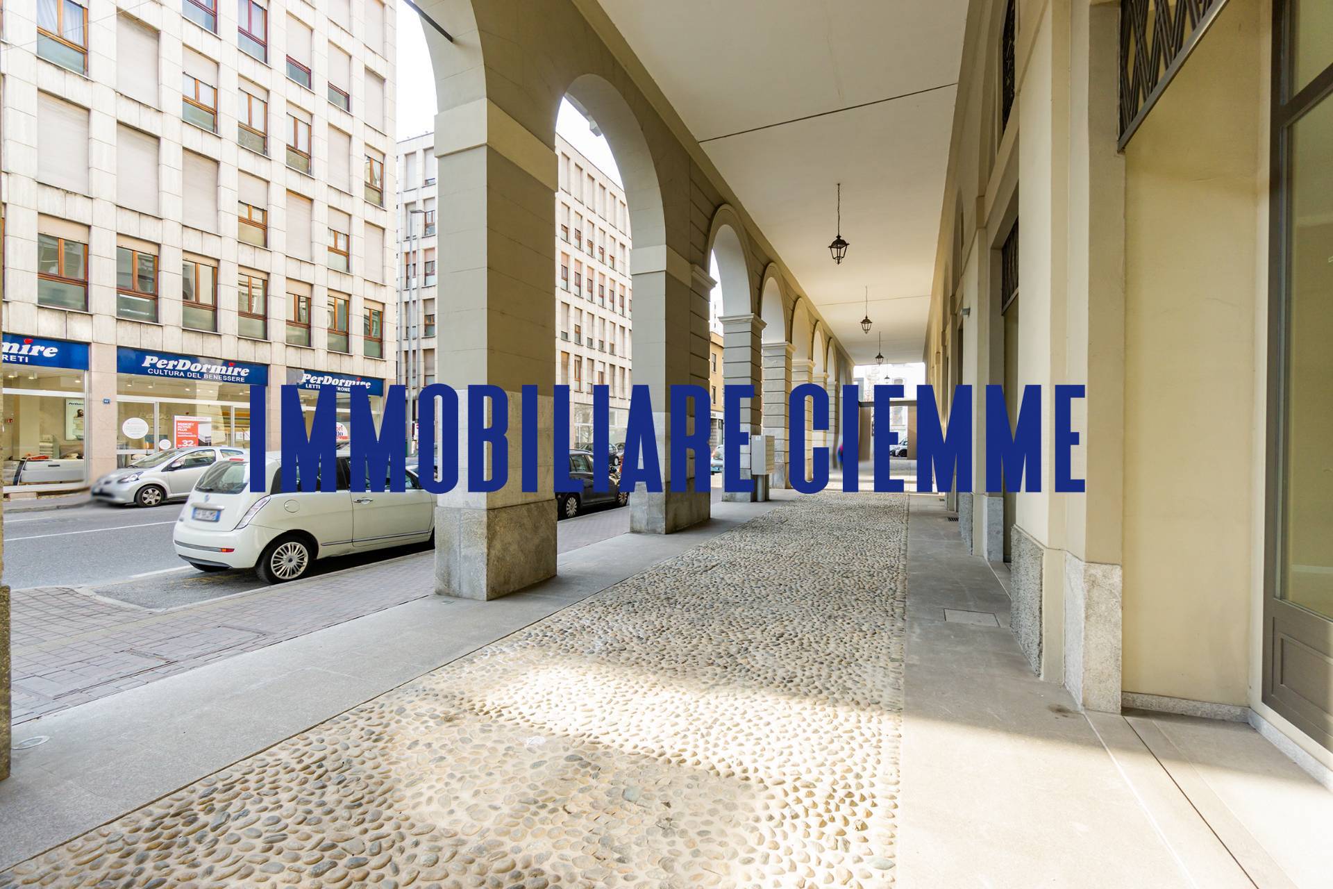 Locale commerciale in vendita a Lecco, Centro