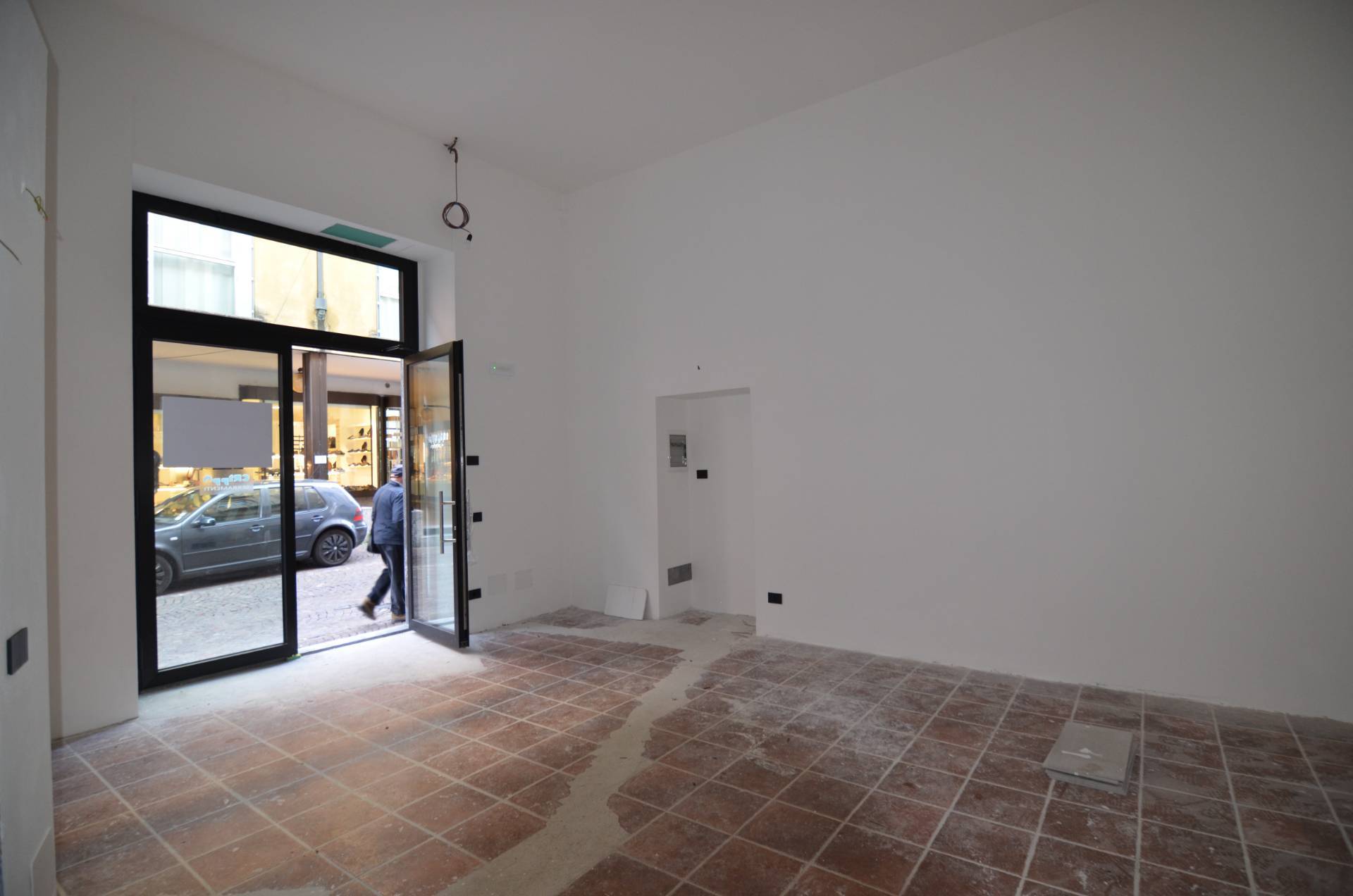 Locale commerciale in affitto a Lecco, Centro