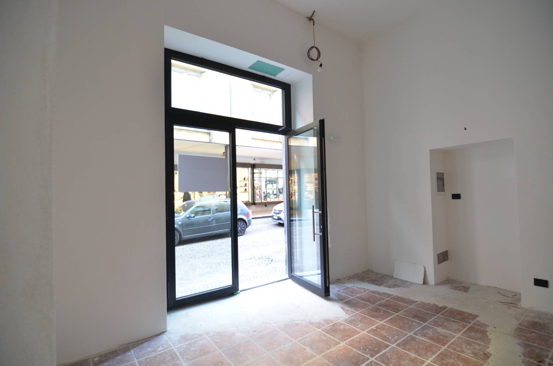 Locale commerciale in affitto a Lecco, Centro