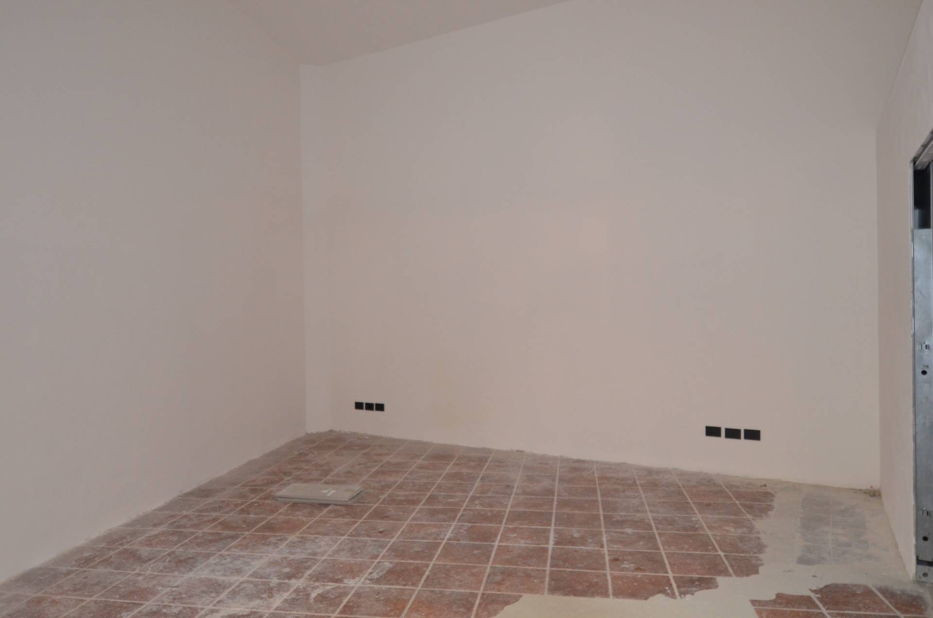 Locale commerciale in affitto a Lecco, Centro