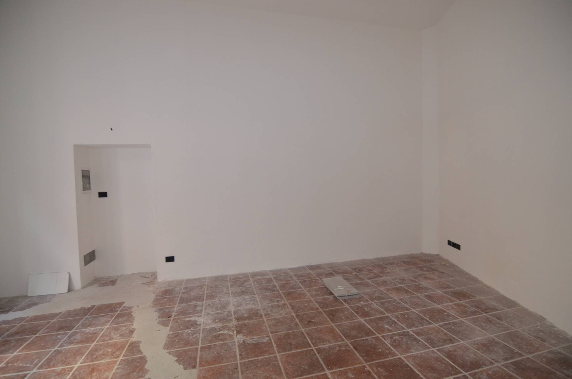 Locale commerciale in affitto a Lecco, Centro