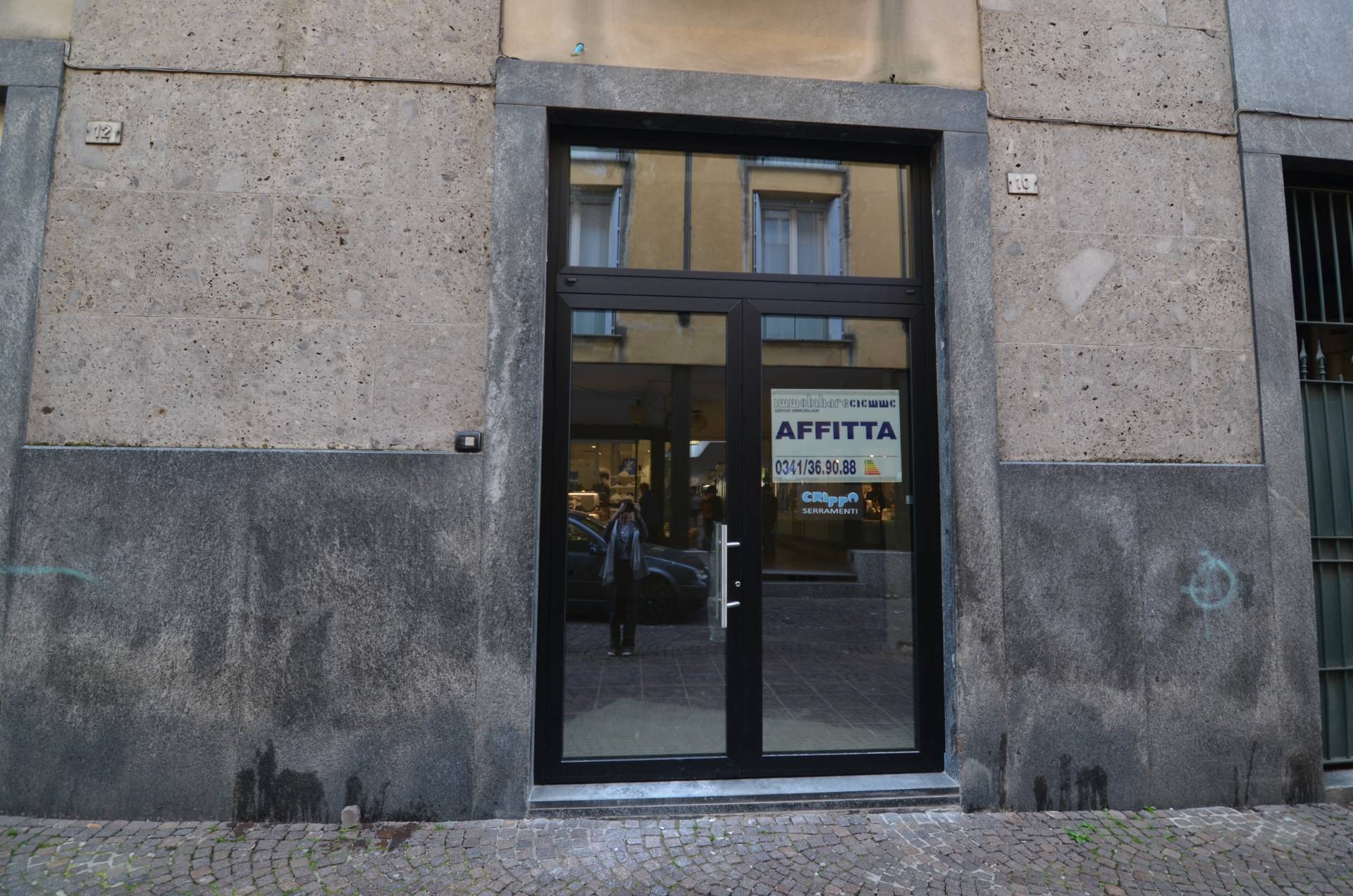 Locale commerciale in affitto a Lecco, Centro