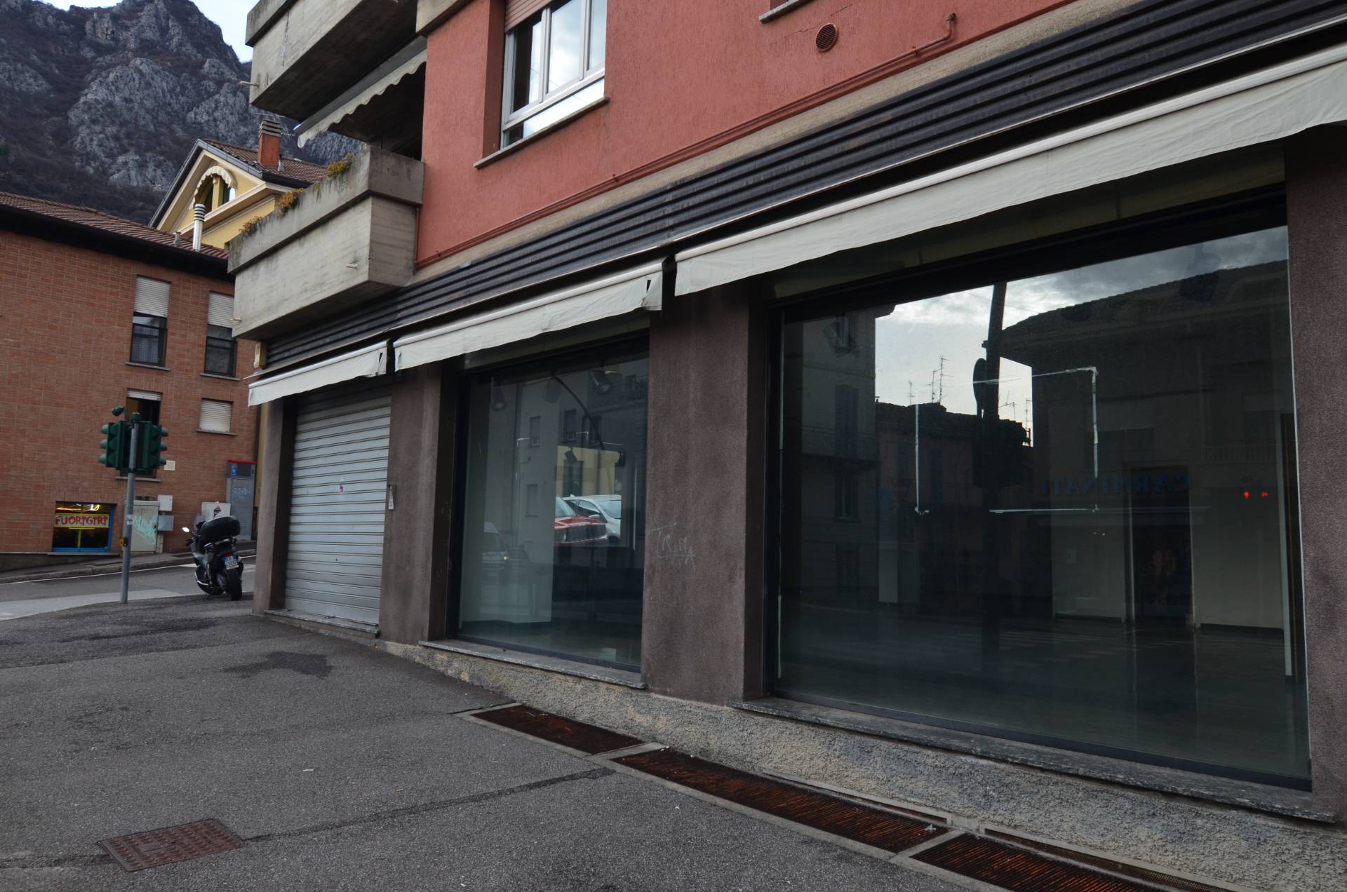 Locale commerciale in affitto a Lecco, S. Giovanni