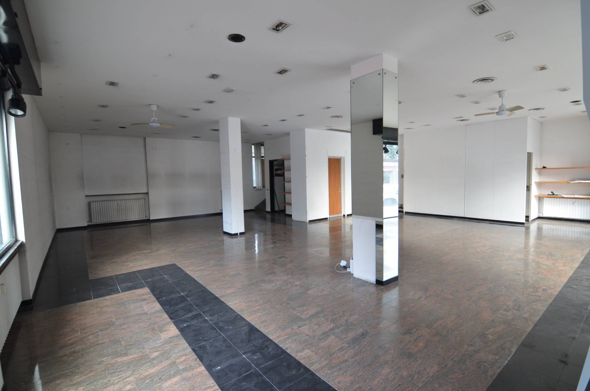 Locale commerciale in affitto a Lecco, S. Giovanni