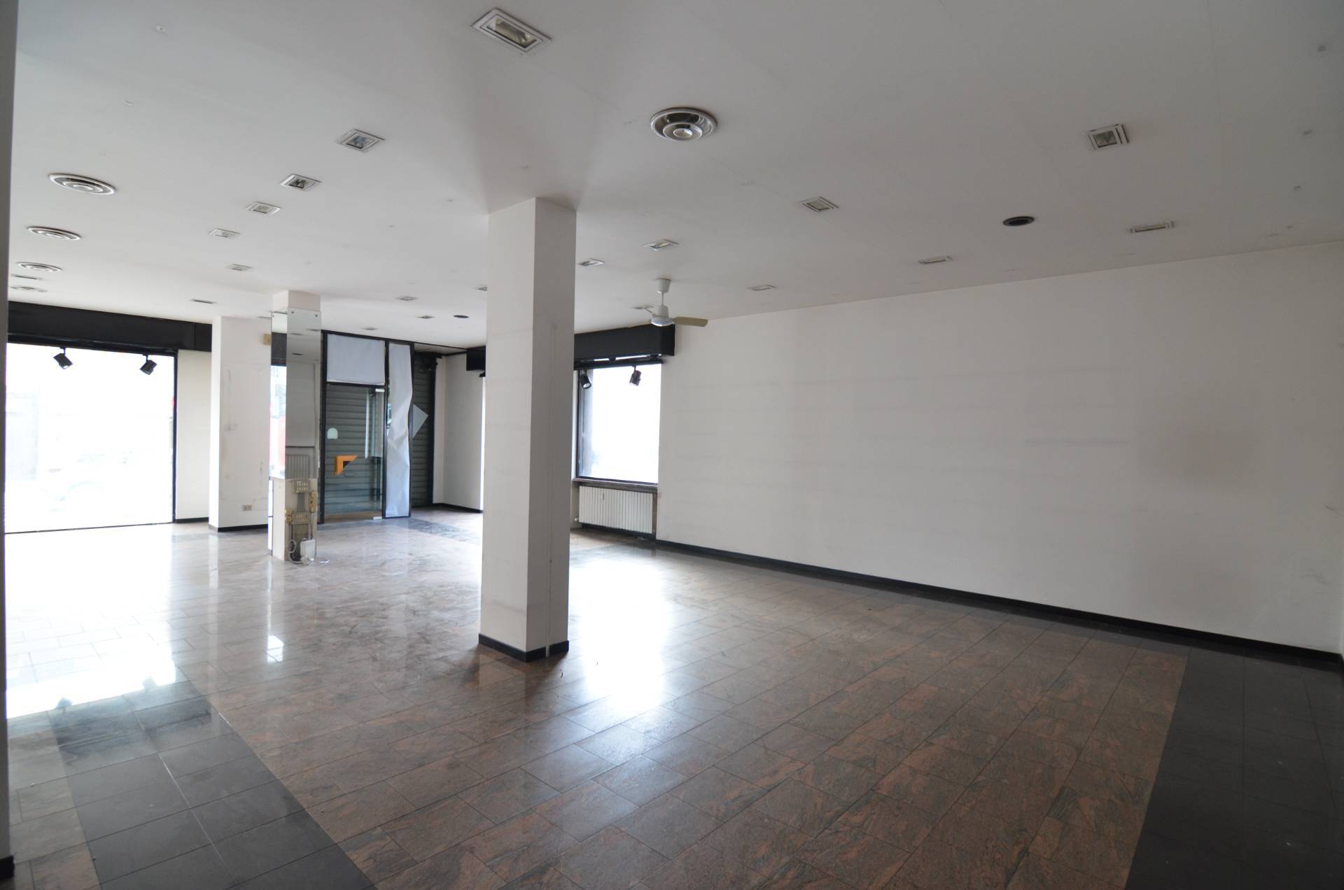 Locale commerciale in affitto a Lecco, S. Giovanni