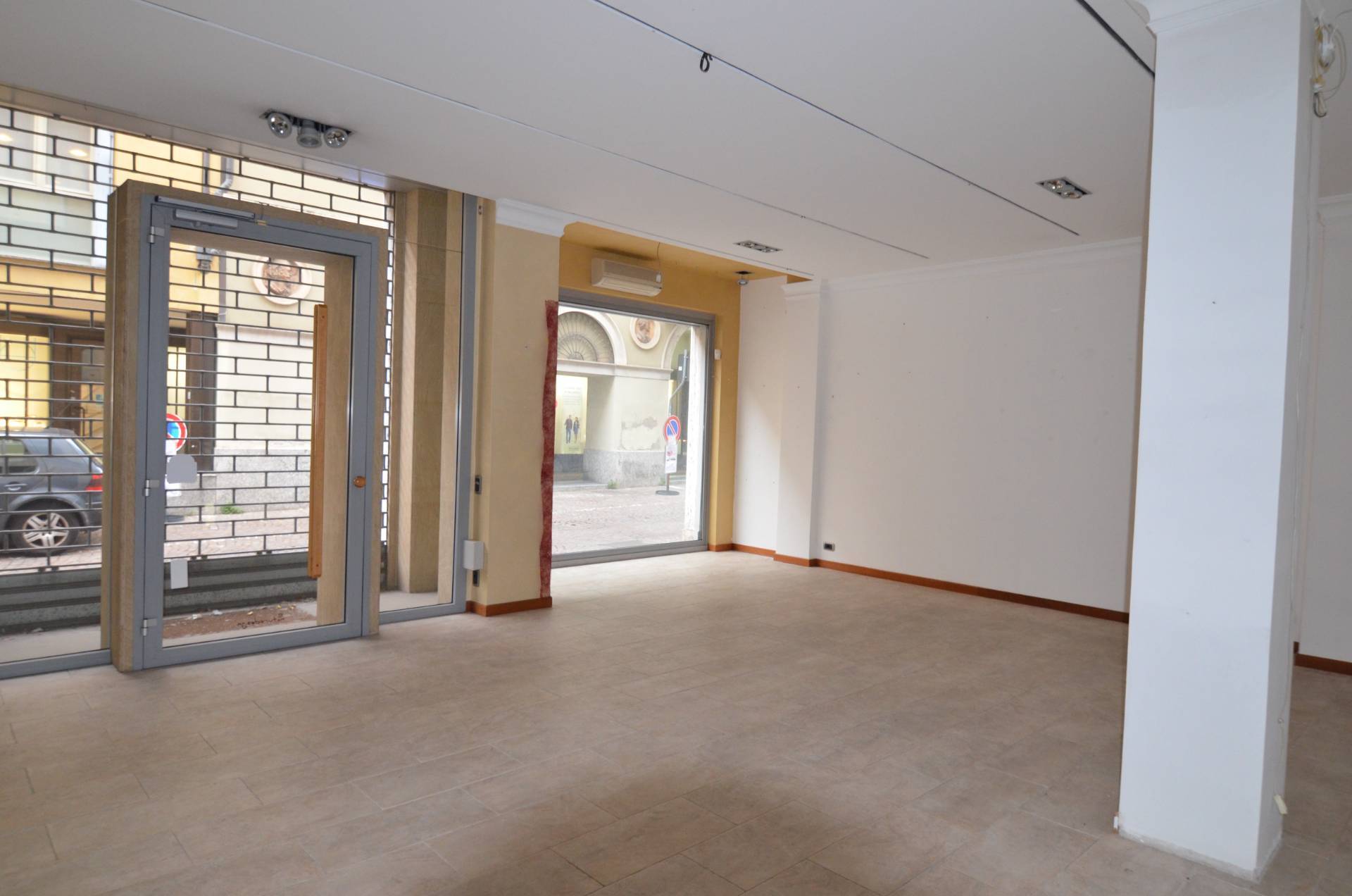 Locale commerciale in affitto a Lecco, Centro