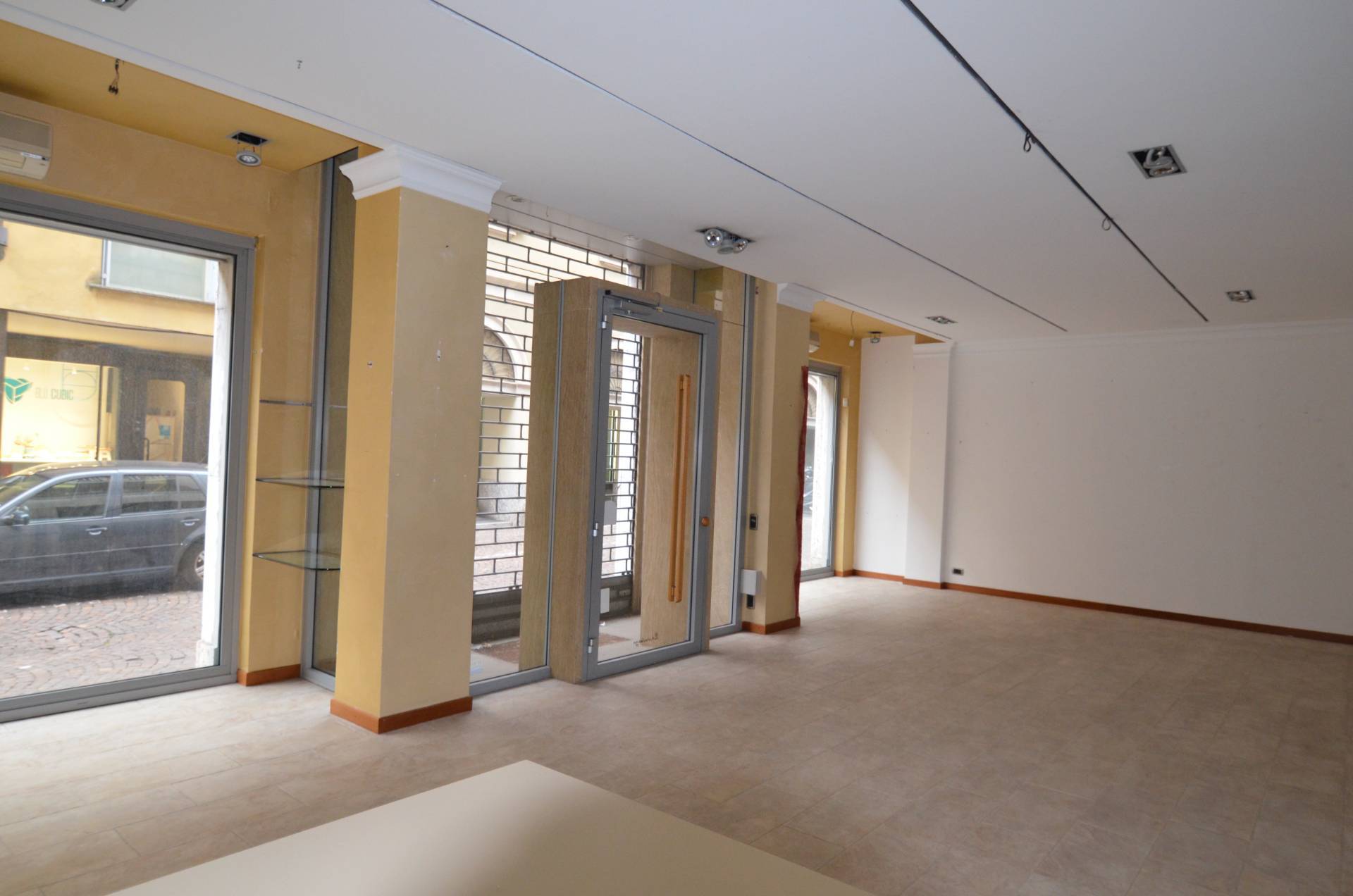 Locale commerciale in affitto a Lecco, Centro