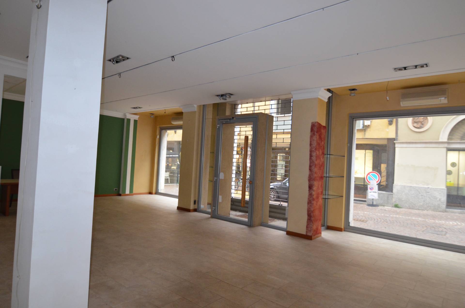 Locale commerciale in affitto a Lecco, Centro