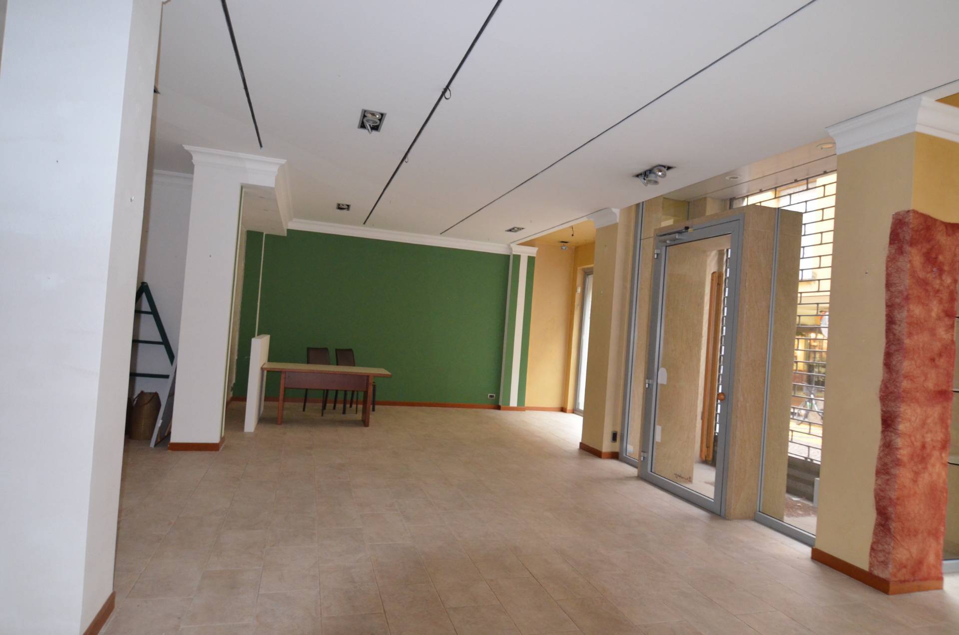 Locale commerciale in affitto a Lecco, Centro