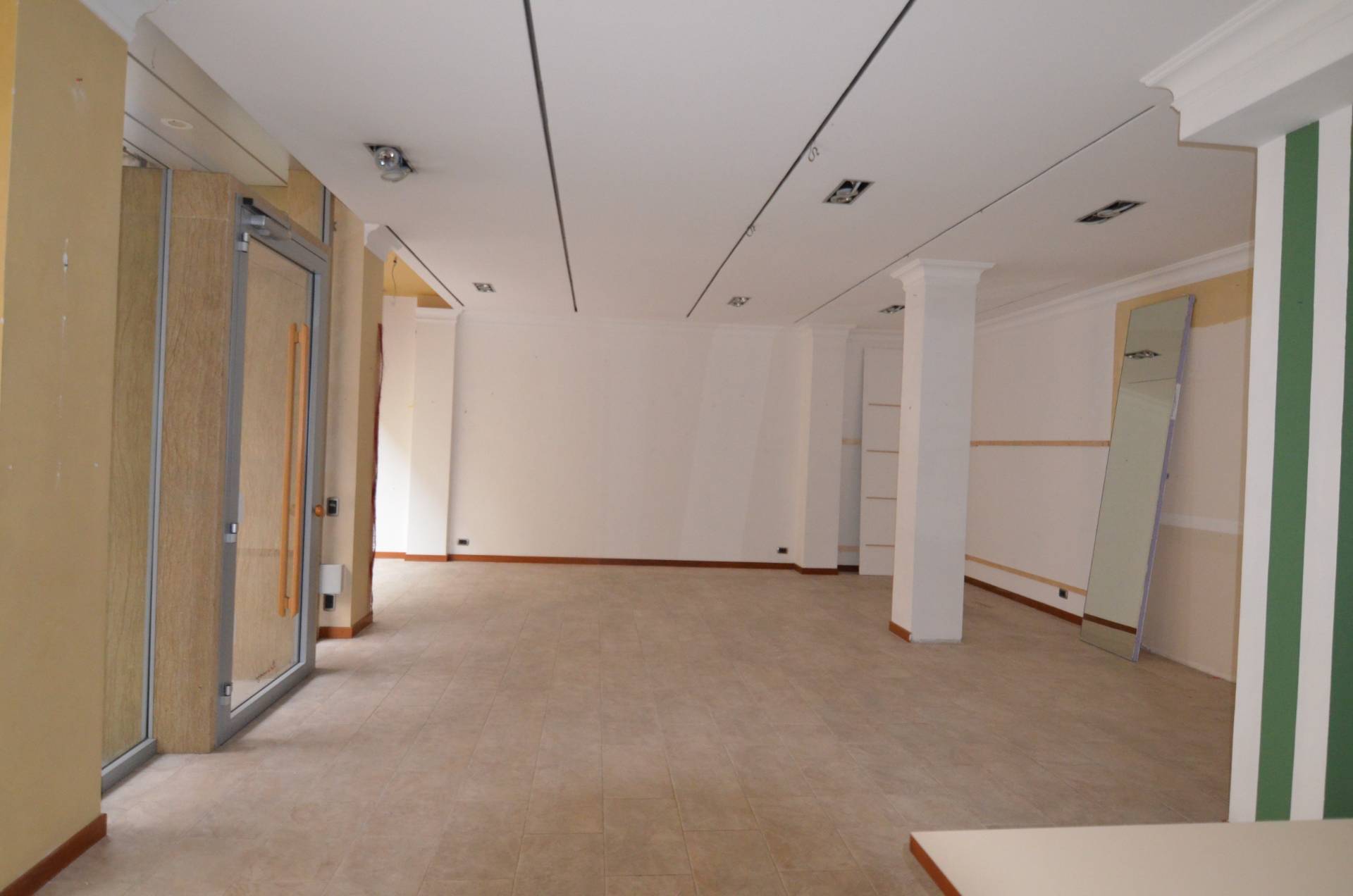 Locale commerciale in affitto a Lecco, Centro