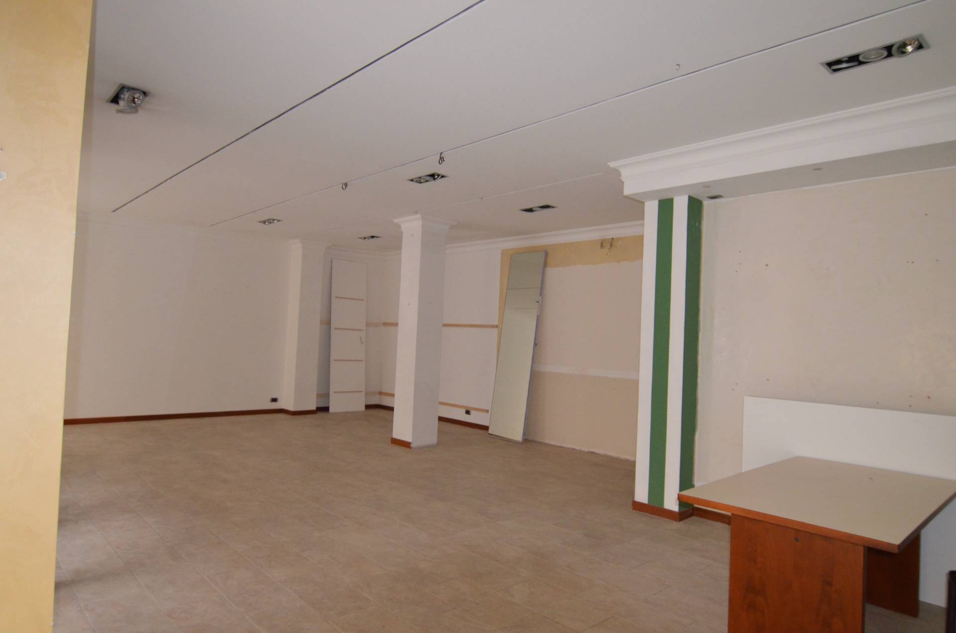 Locale commerciale in affitto a Lecco, Centro