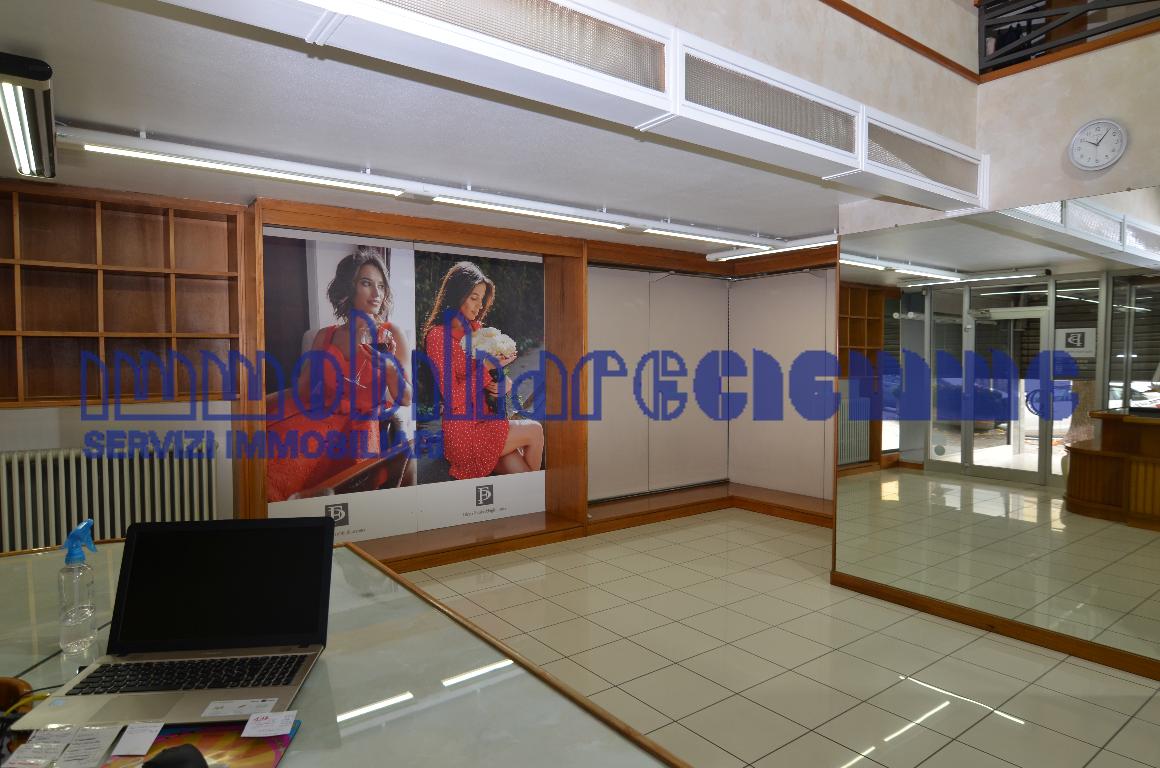 Locale commerciale in vendita a Calolziocorte