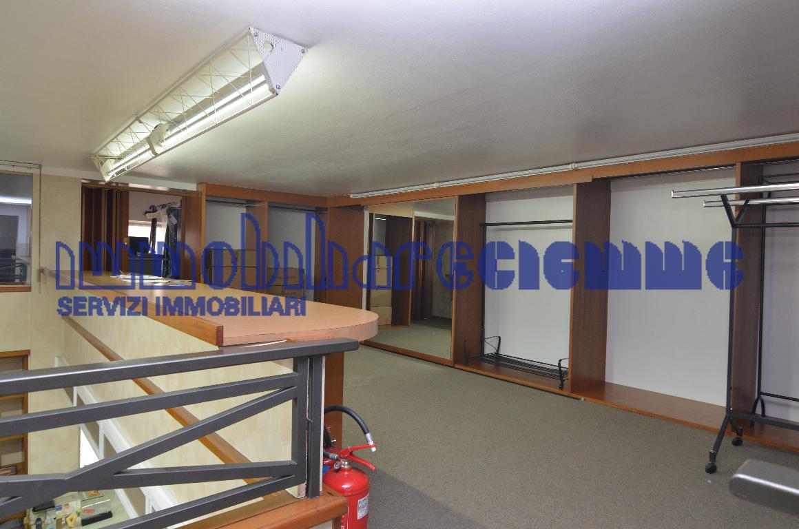 Locale commerciale in vendita a Calolziocorte