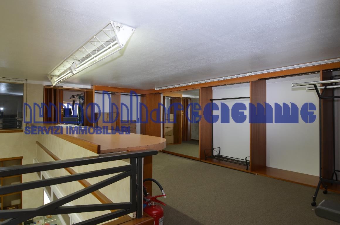 Locale commerciale in vendita a Calolziocorte