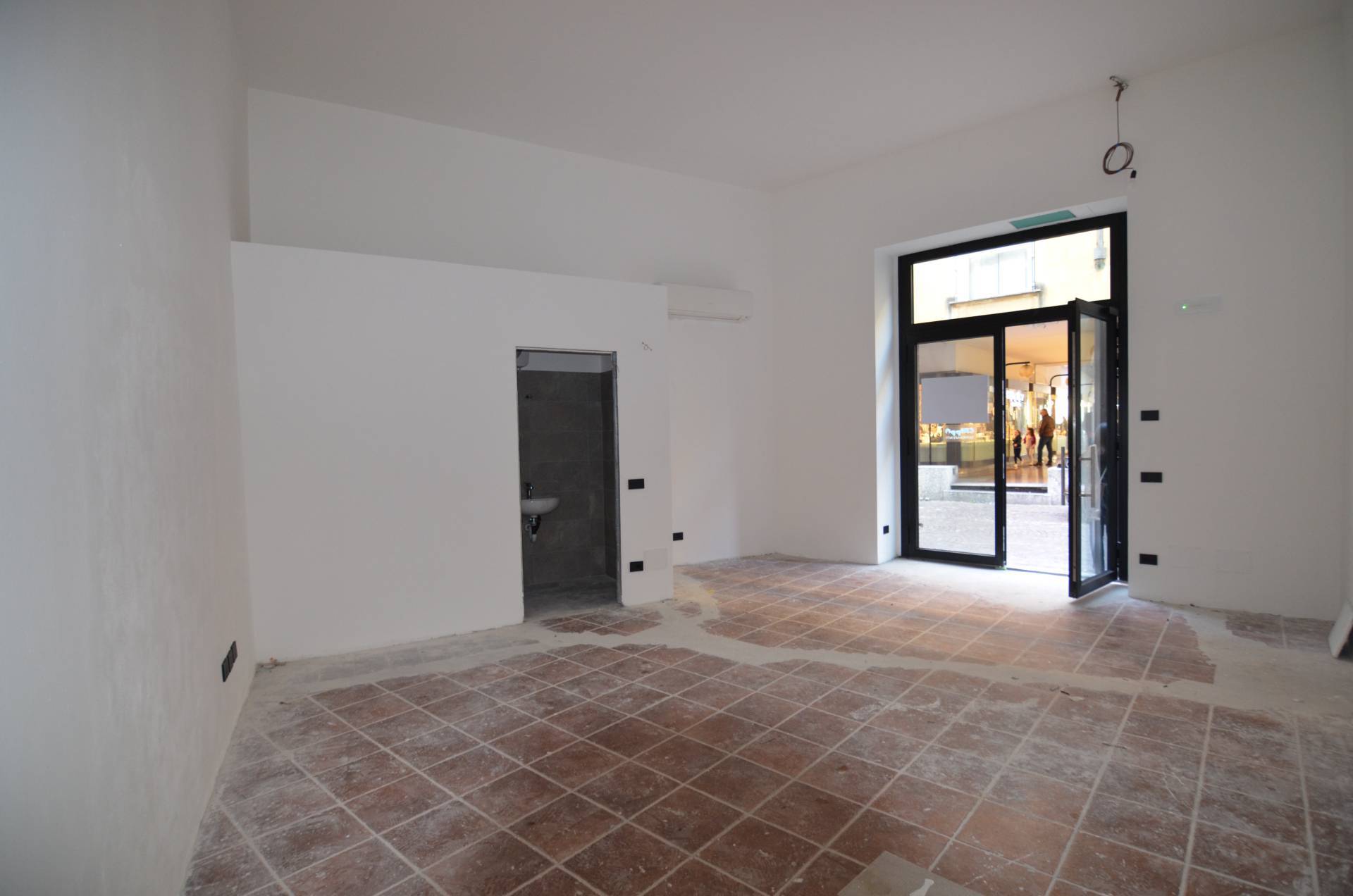 Locale commerciale in affitto a Lecco, Centro