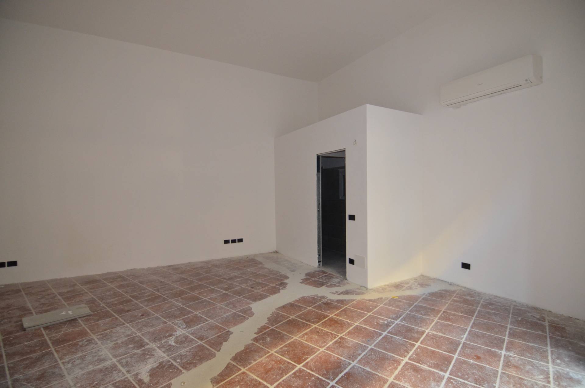 Locale commerciale in affitto a Lecco, Centro