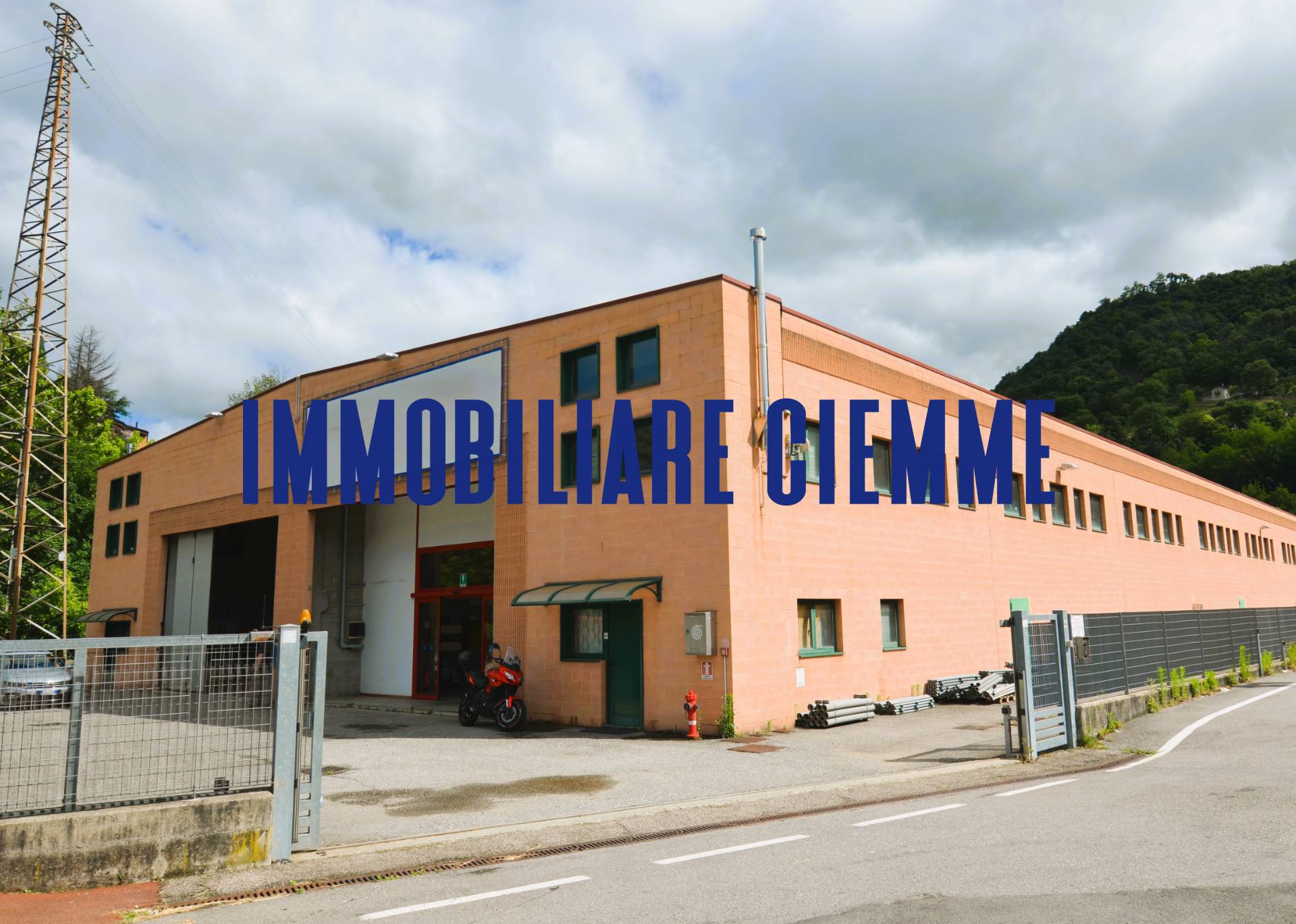 Capannone in vendita a Caprino Bergamasco, Cava