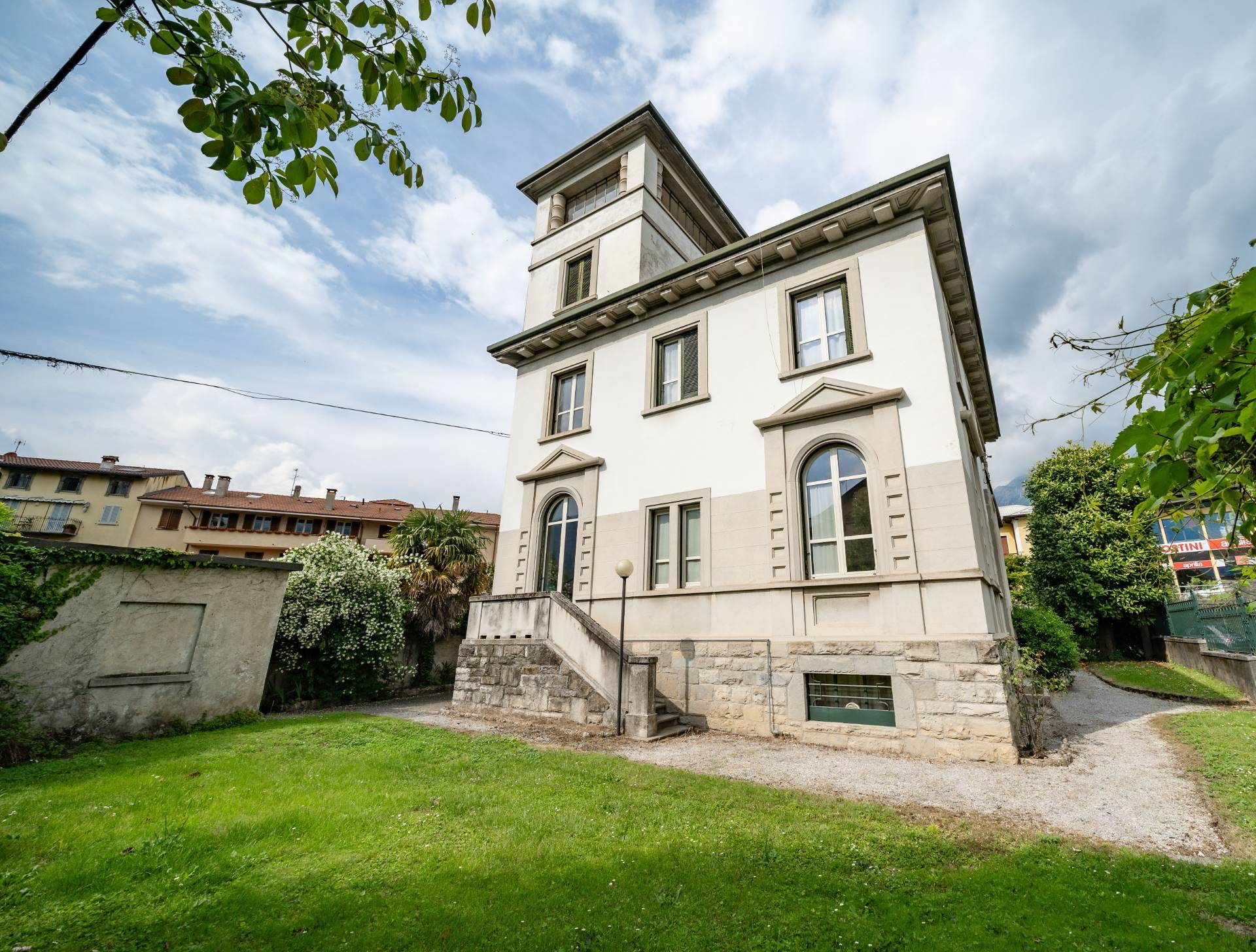 Villa in vendita a Mandello del Lario