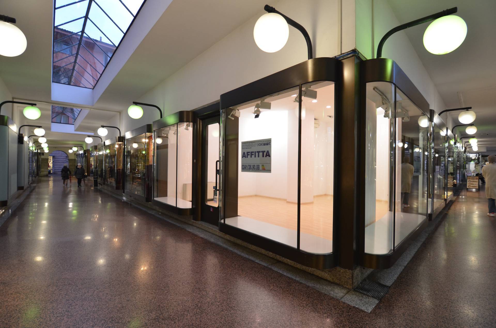 Locale commerciale in affitto a Lecco, Centro