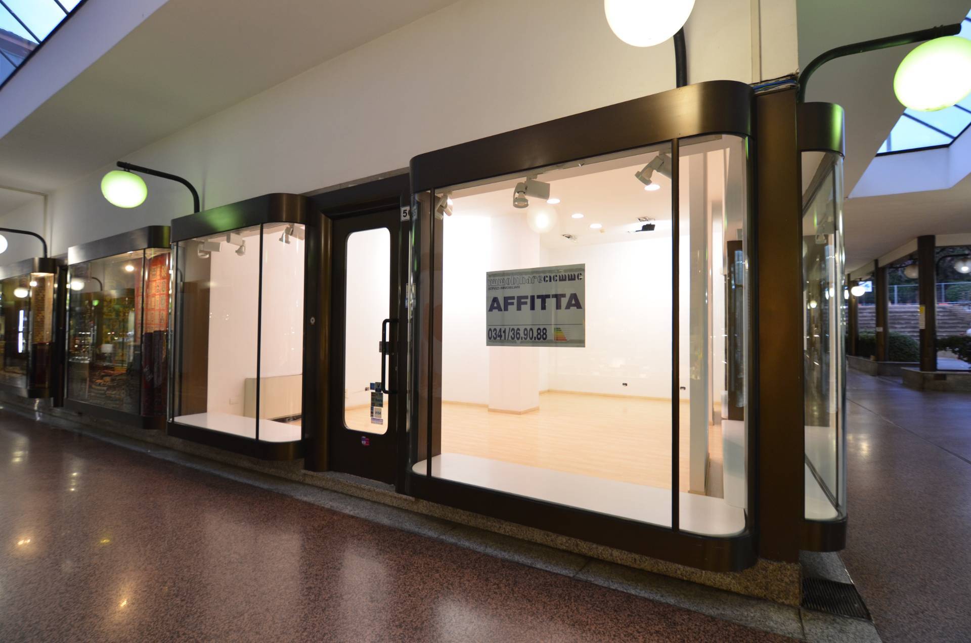 Locale commerciale in affitto a Lecco, Centro