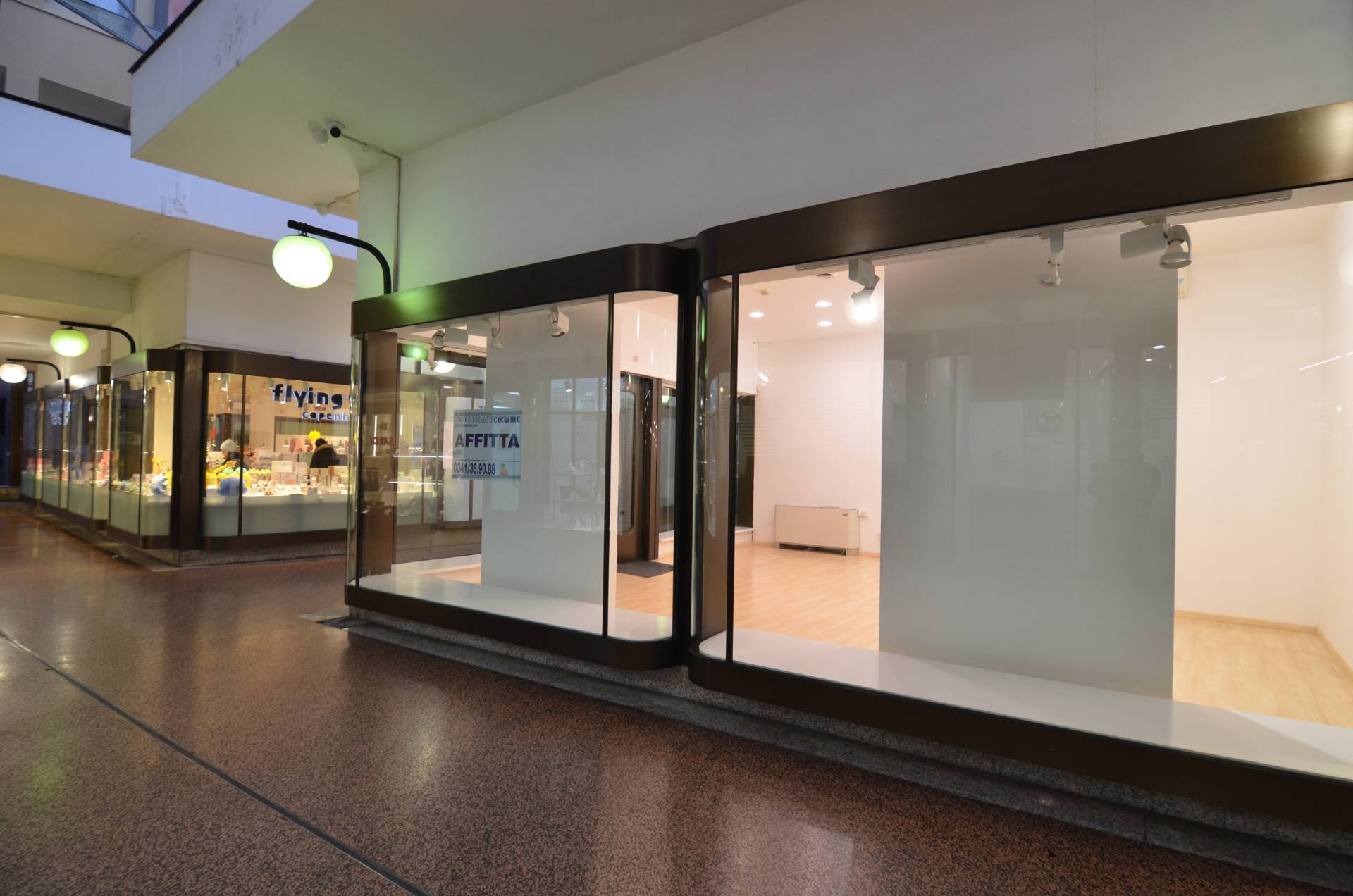 Locale commerciale in affitto a Lecco, Centro