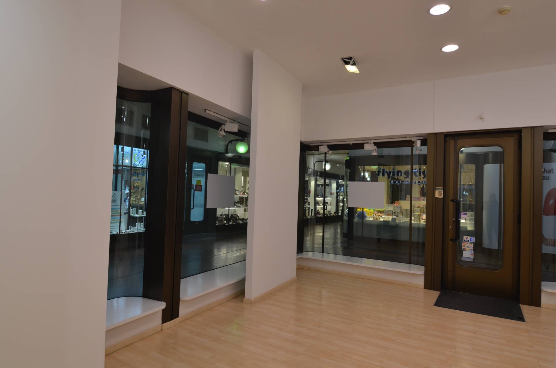 Locale commerciale in affitto a Lecco, Centro