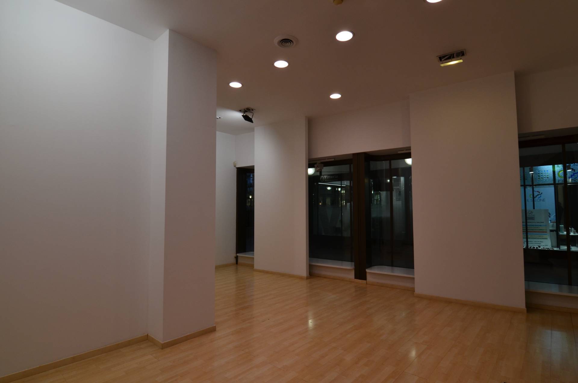 Locale commerciale in affitto a Lecco, Centro