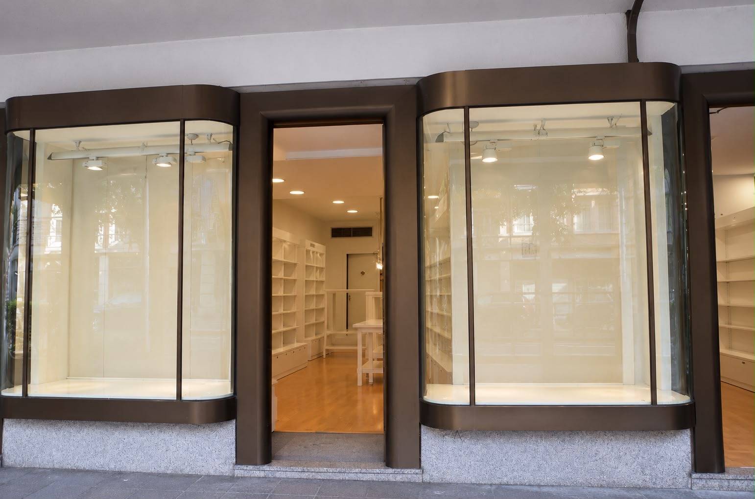 Locale commerciale in affitto a Lecco, Centro