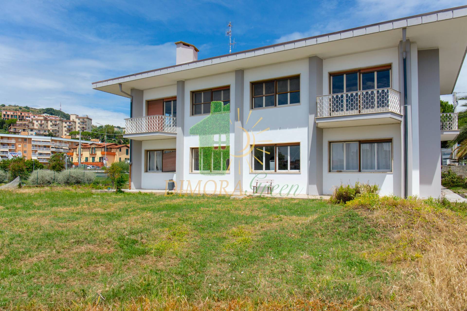 Villa con box a Riva Ligure