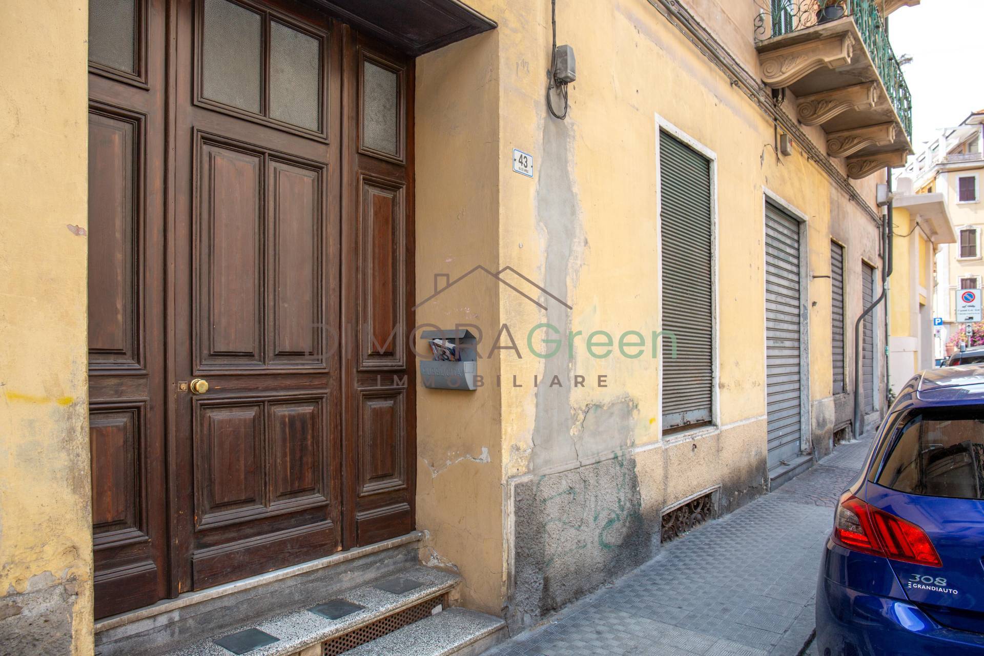 Locale commerciale in vendita a Imperia, Oneglia centro