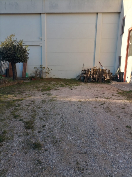 Locale commerciale con giardino a Corciano