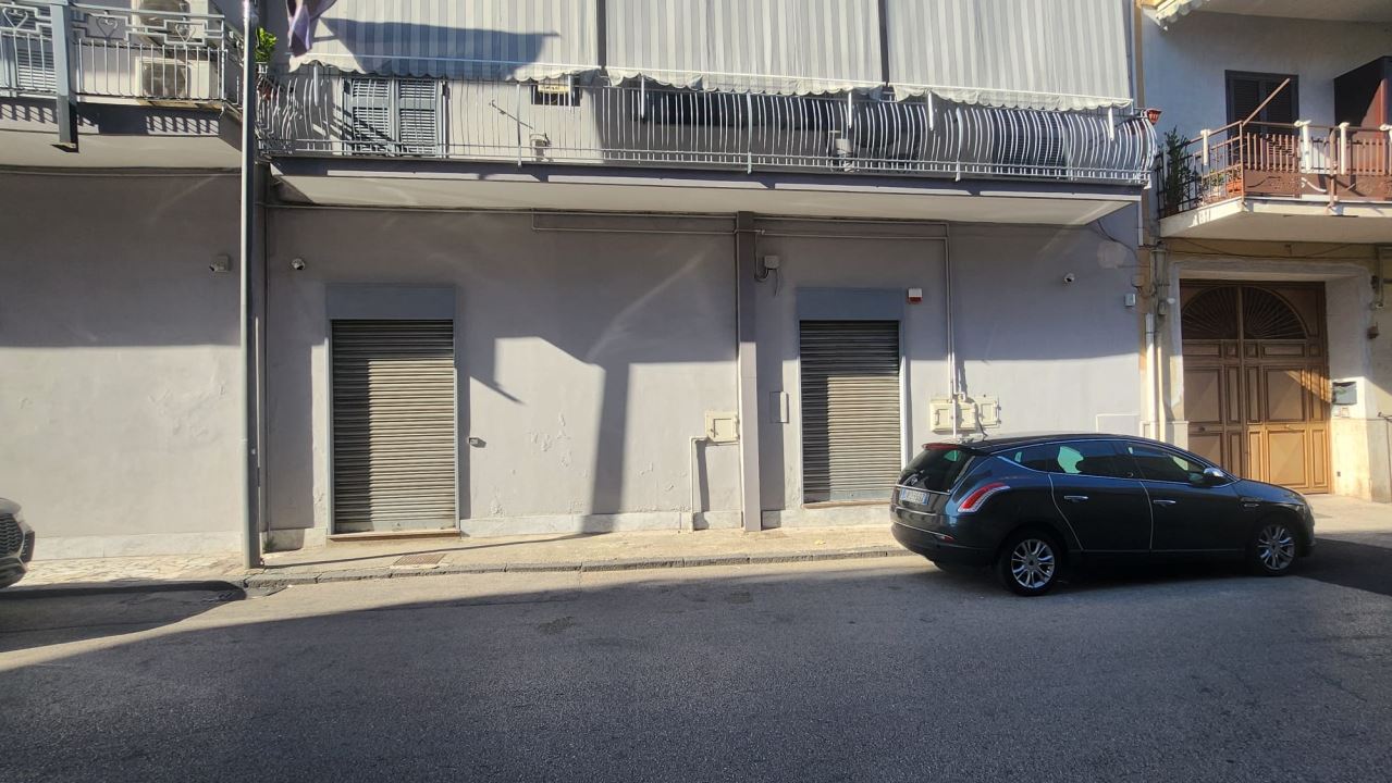 Locale commerciale in affitto a Afragola
