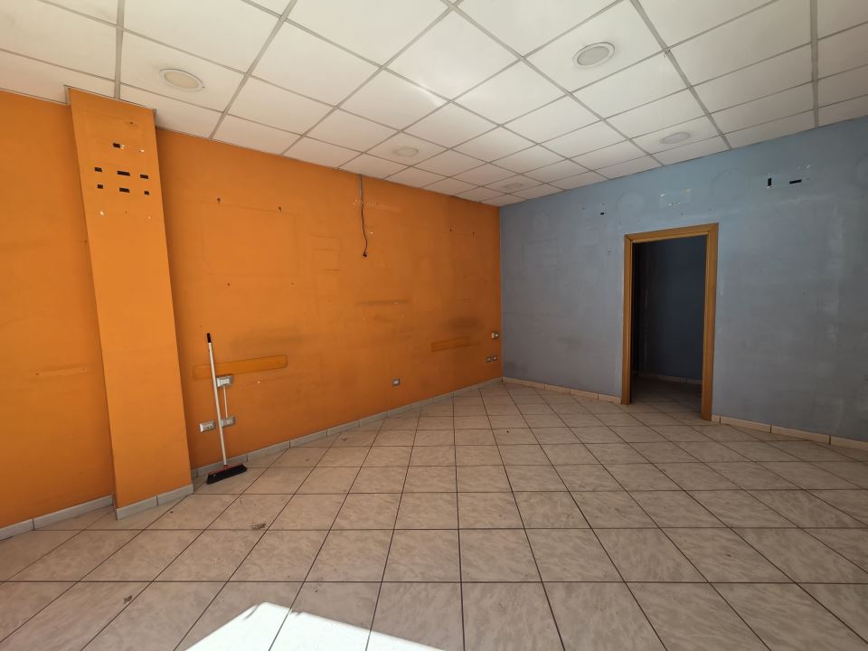 Locale commerciale in affitto a Casoria
