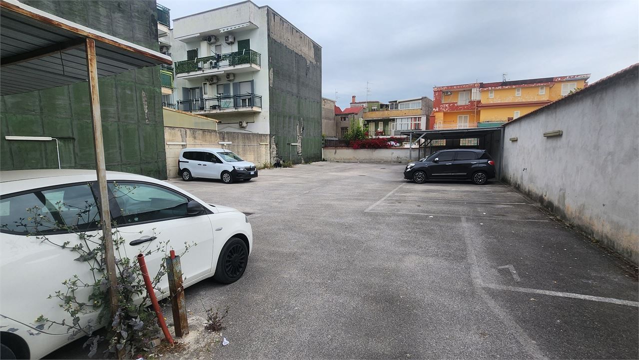 Box/Garage 642mq in vendita a Casoria