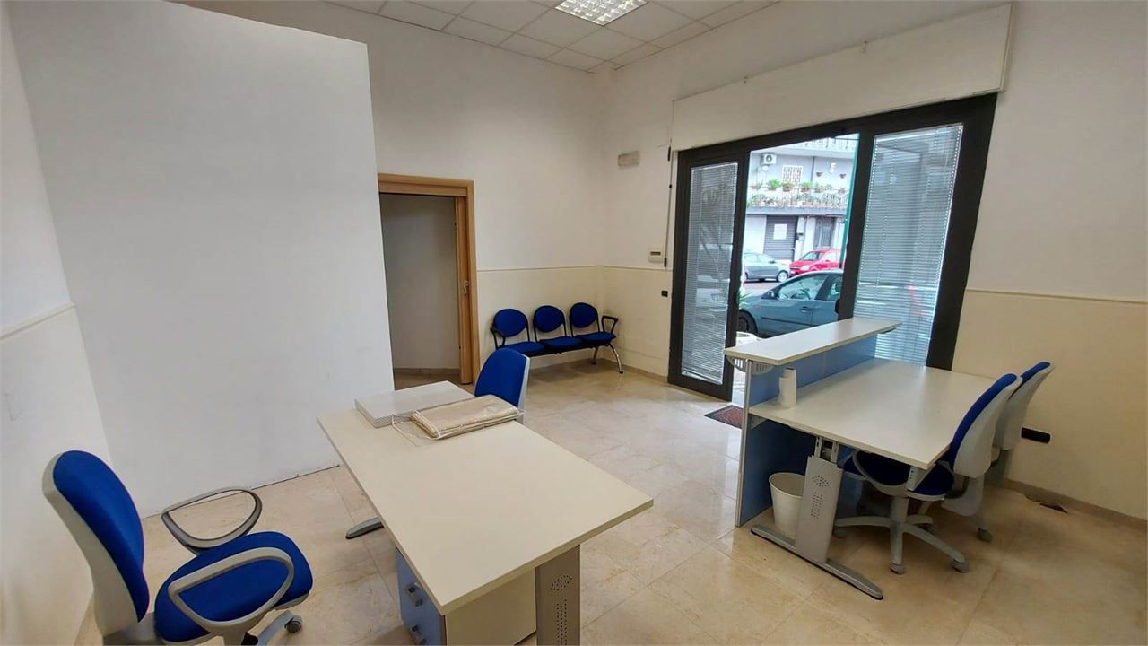 Locale commerciale in affitto a Casoria