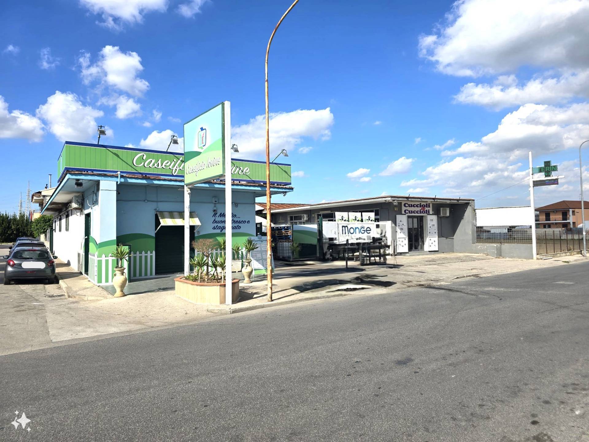 Locale commerciale in vendita a Crispano