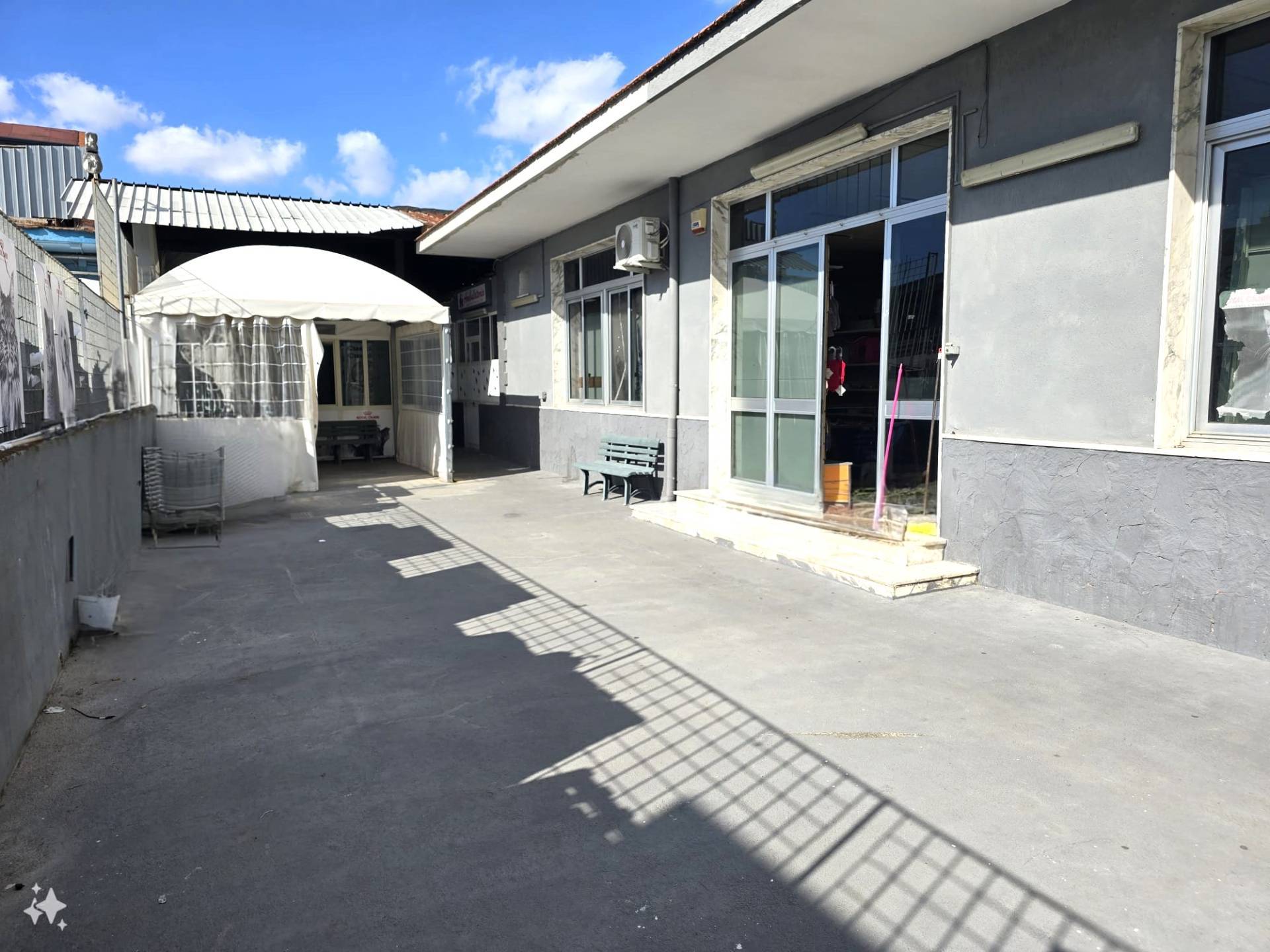 Locale commerciale in vendita a Crispano