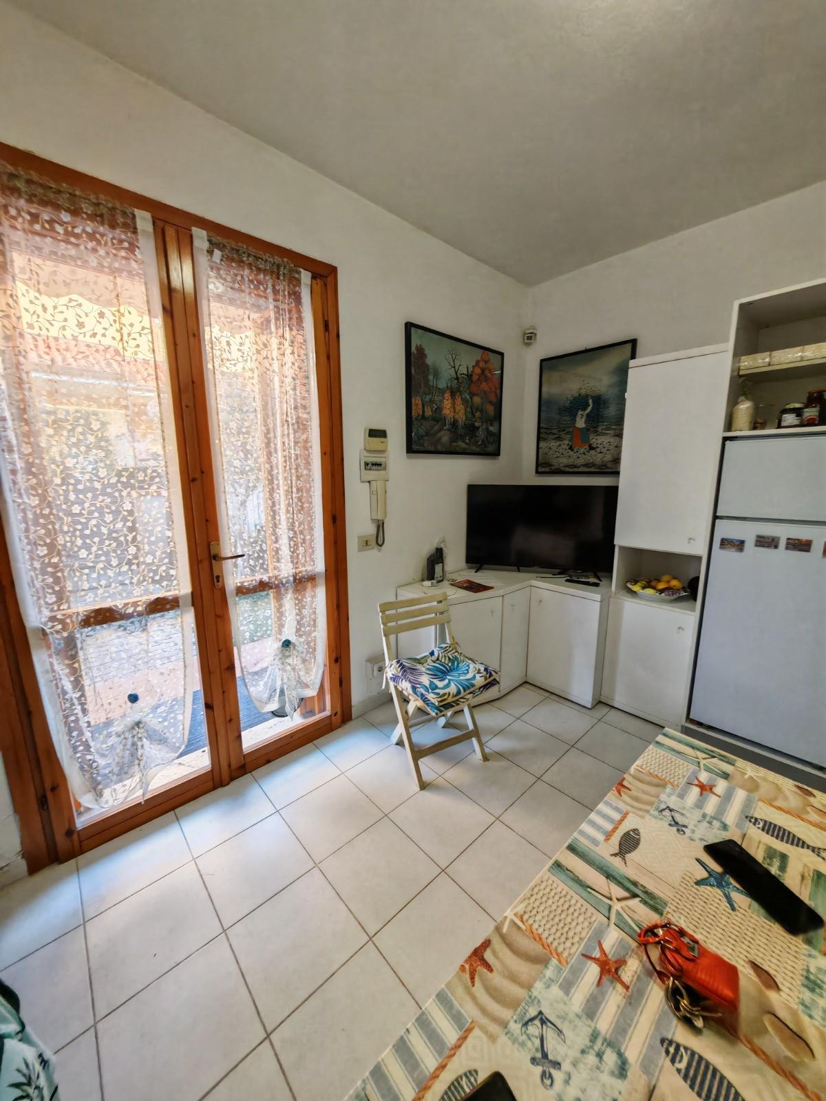 Bilocale arredato in affitto, Carrara marina di