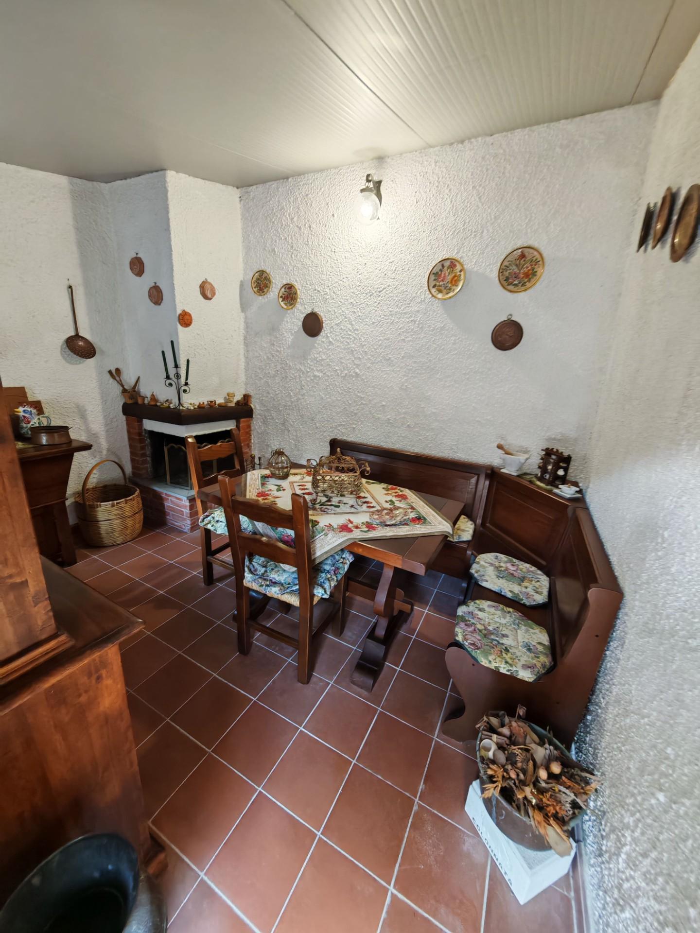 Casa indipendente con giardino, Carrara colonnata
