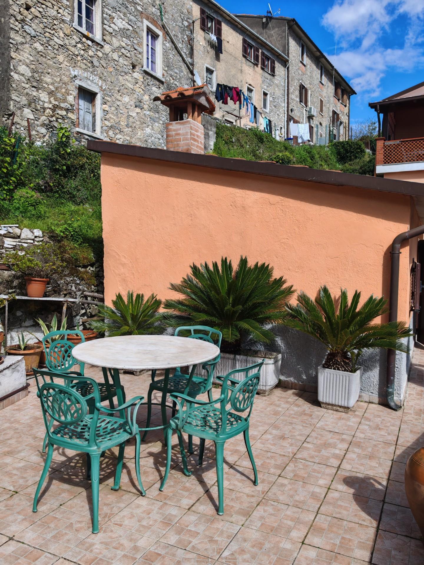 Casa indipendente con giardino, Carrara colonnata