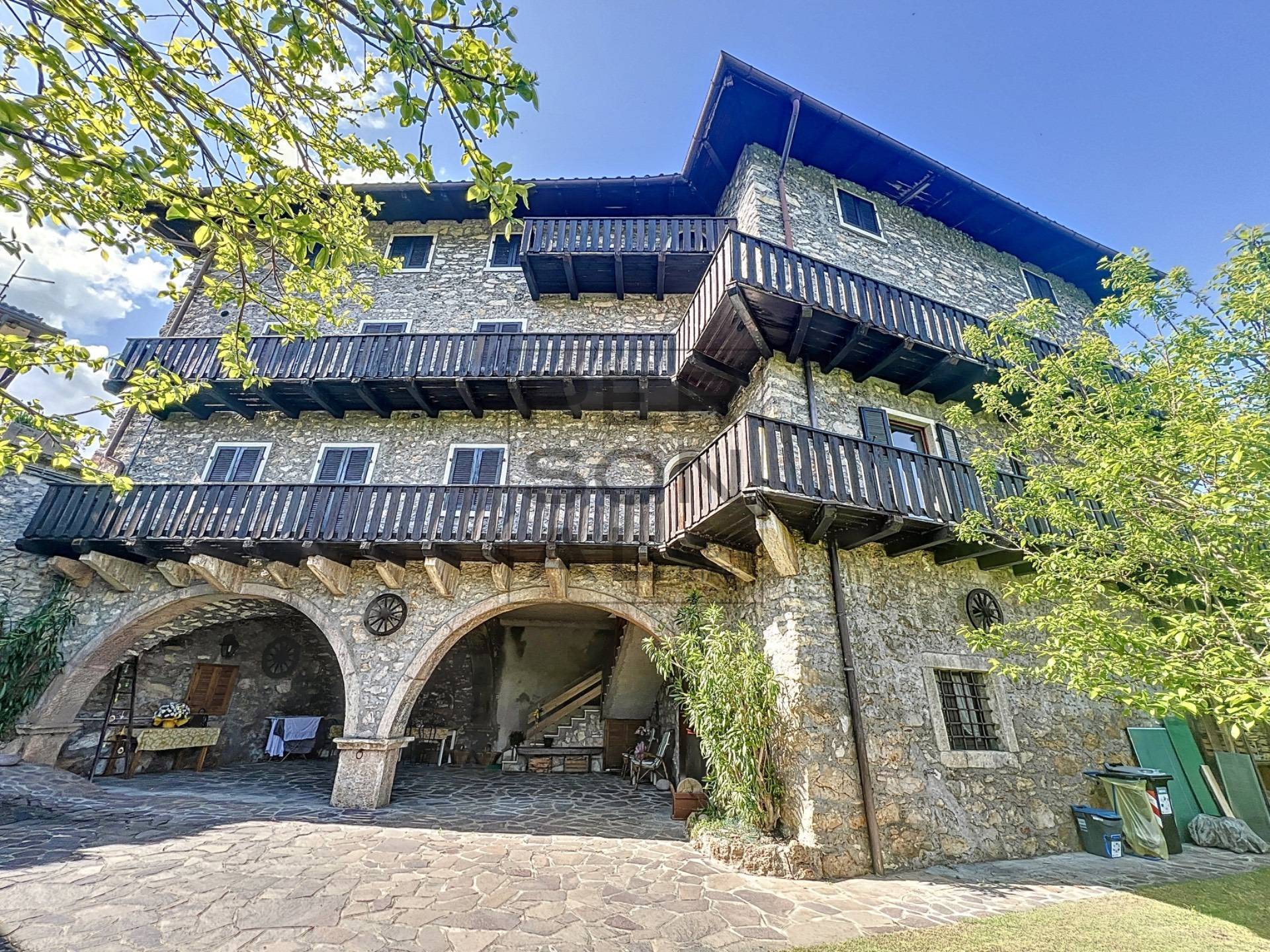 Casa bifamiliare in vendita a Brentonico, Cazzano