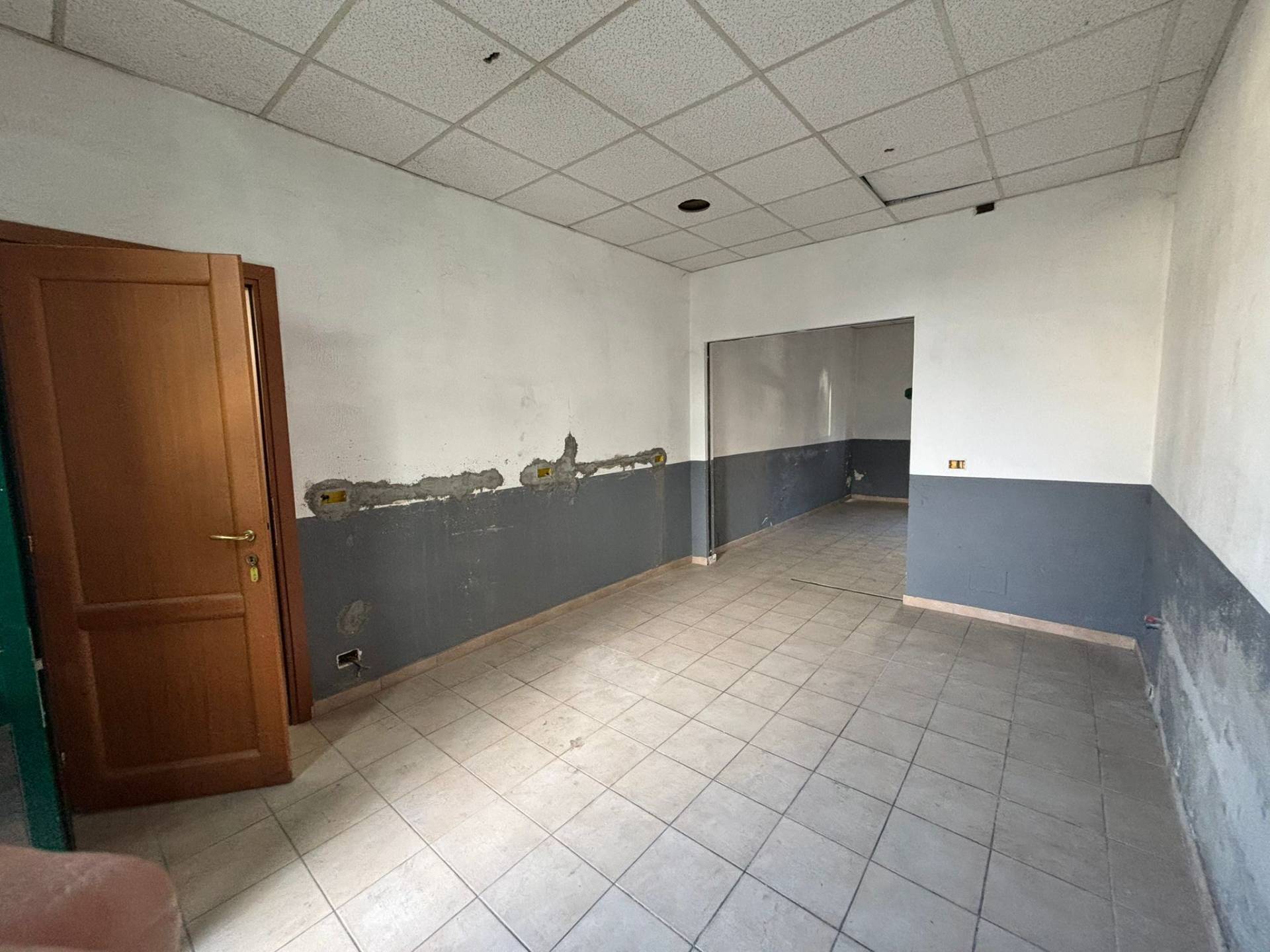 Locale commerciale in affitto a Nichelino