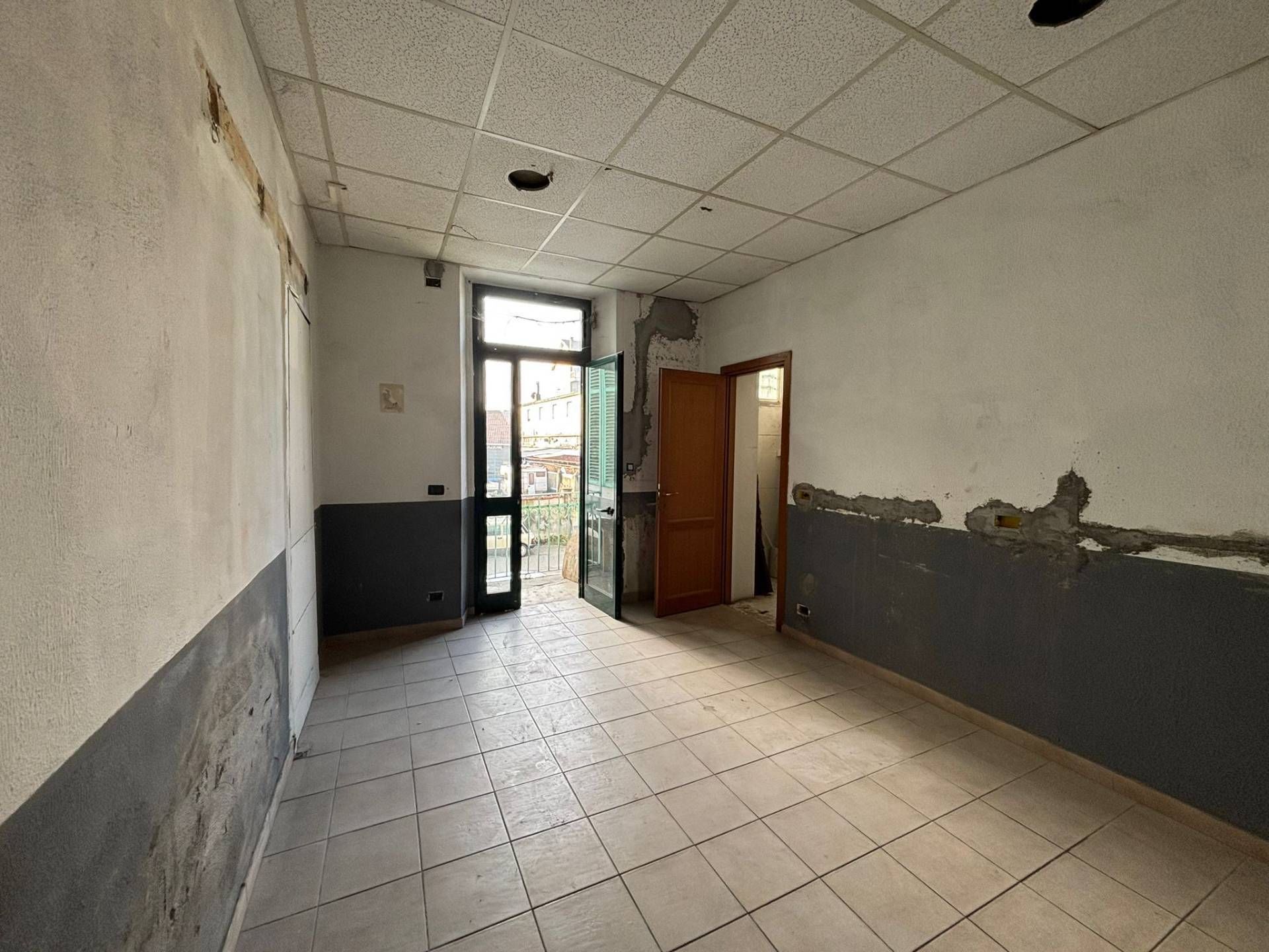 Locale commerciale in affitto a Nichelino