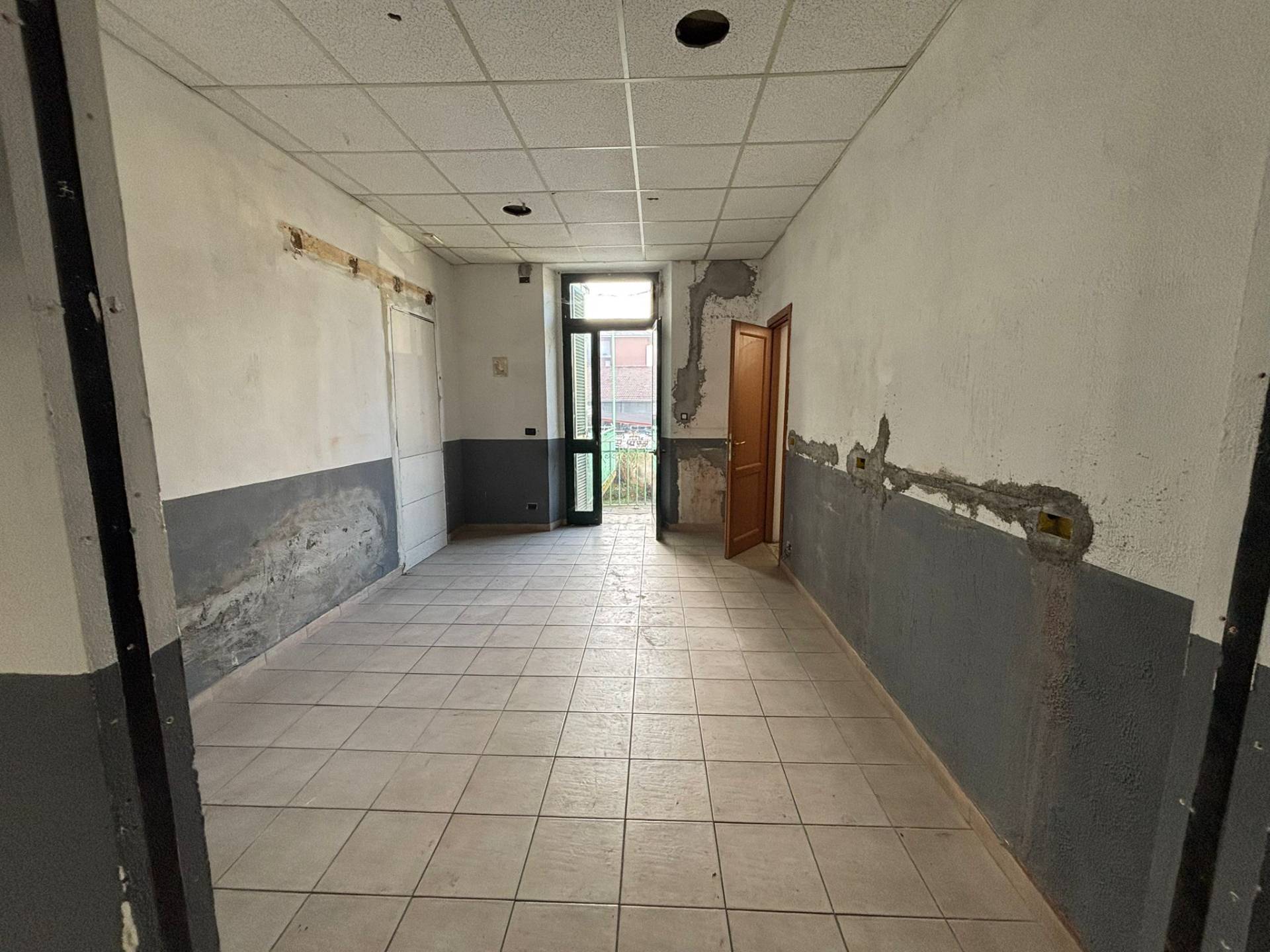 Locale commerciale in affitto a Nichelino