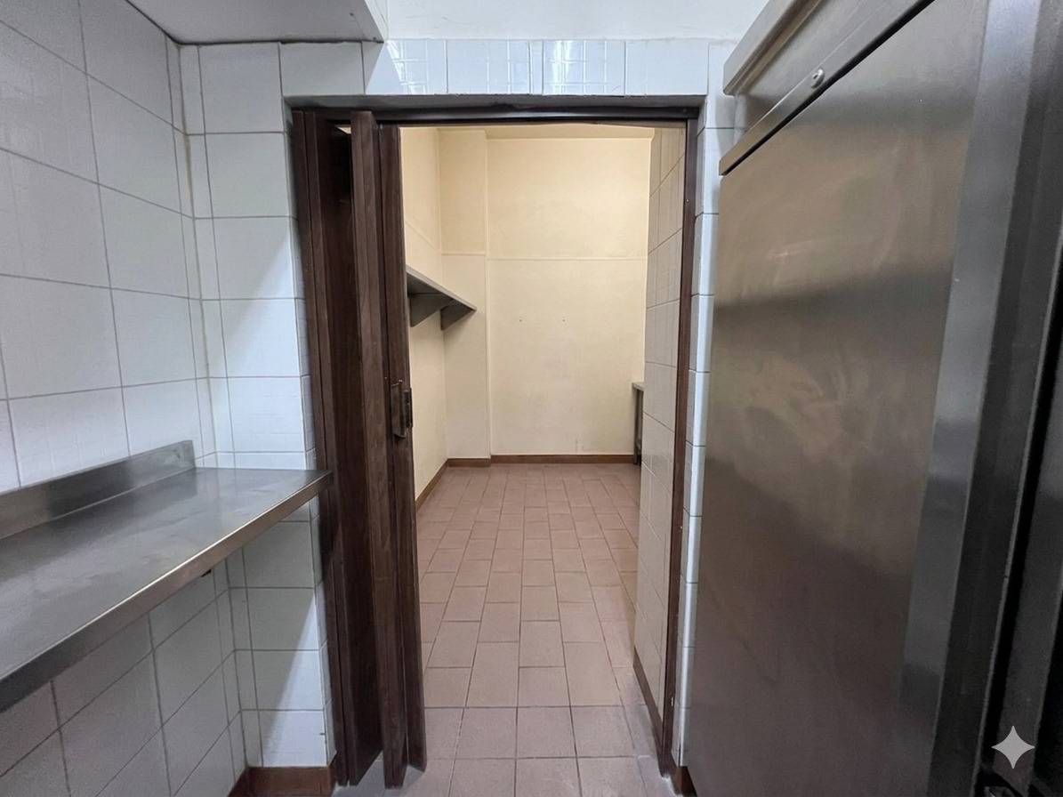 Locale commerciale in vendita a Torino, Vanchiglia