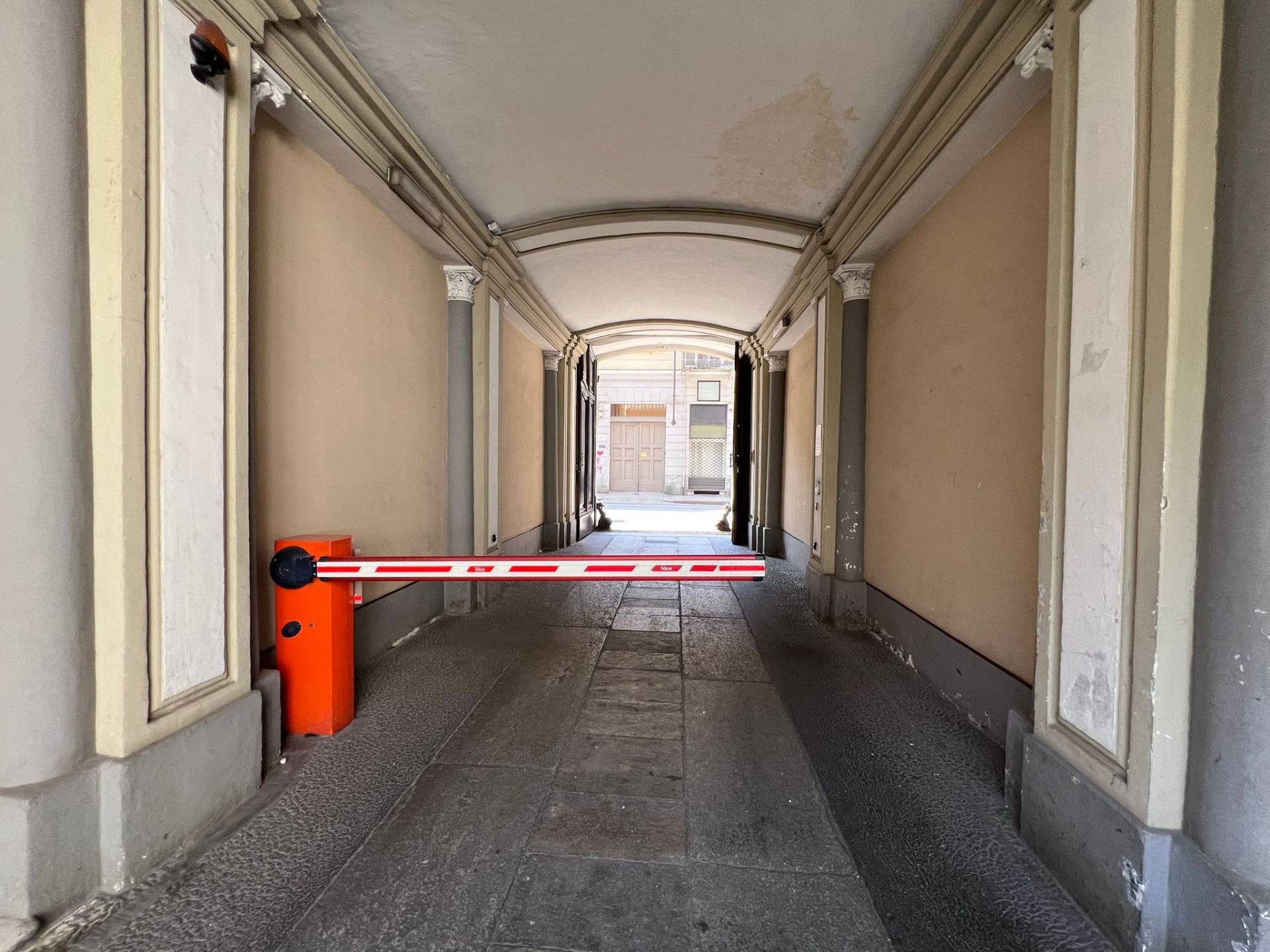 Locale commerciale in vendita a Torino, Vanchiglia