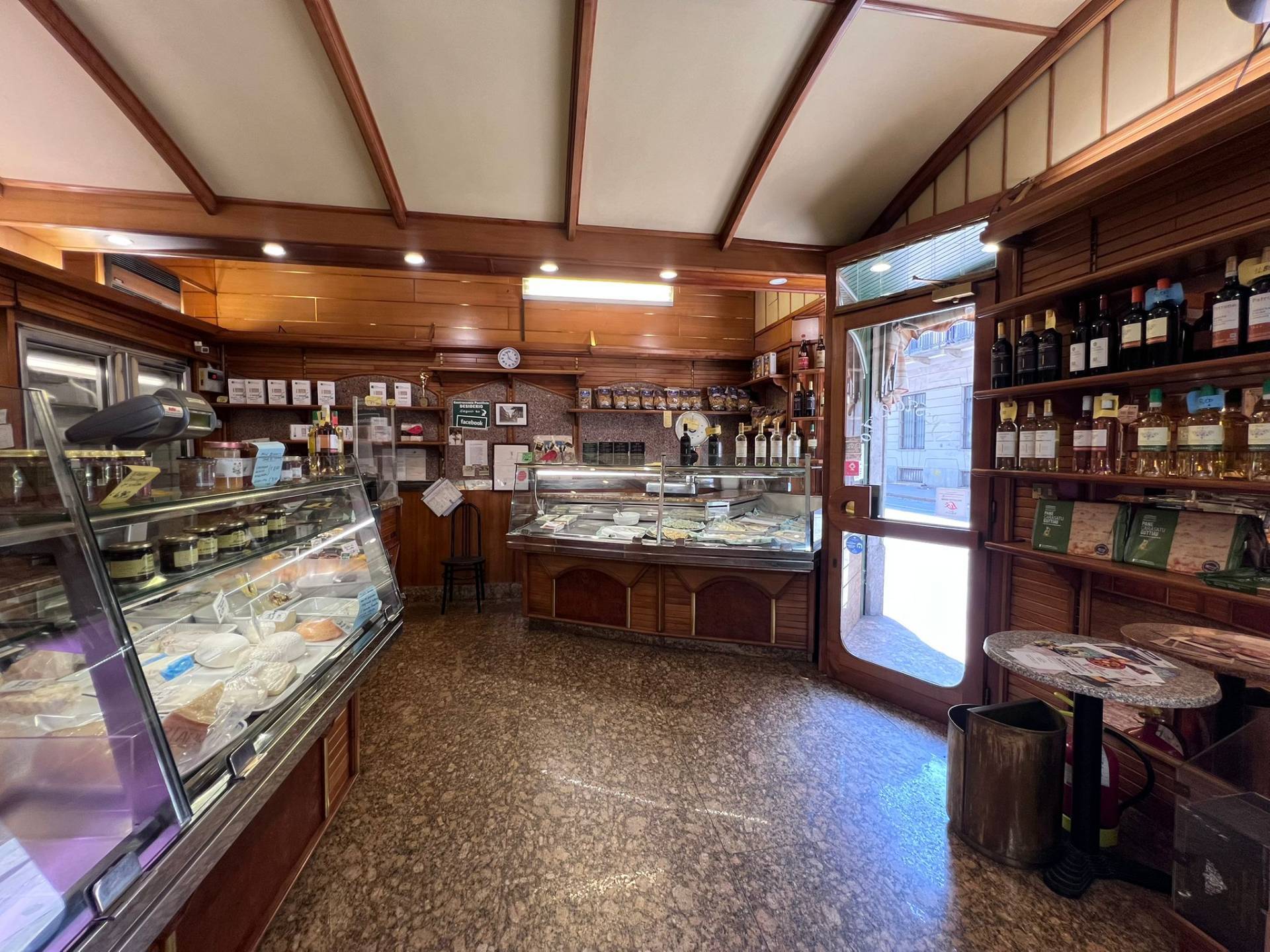 Locale commerciale in vendita a Torino, Vanchiglia