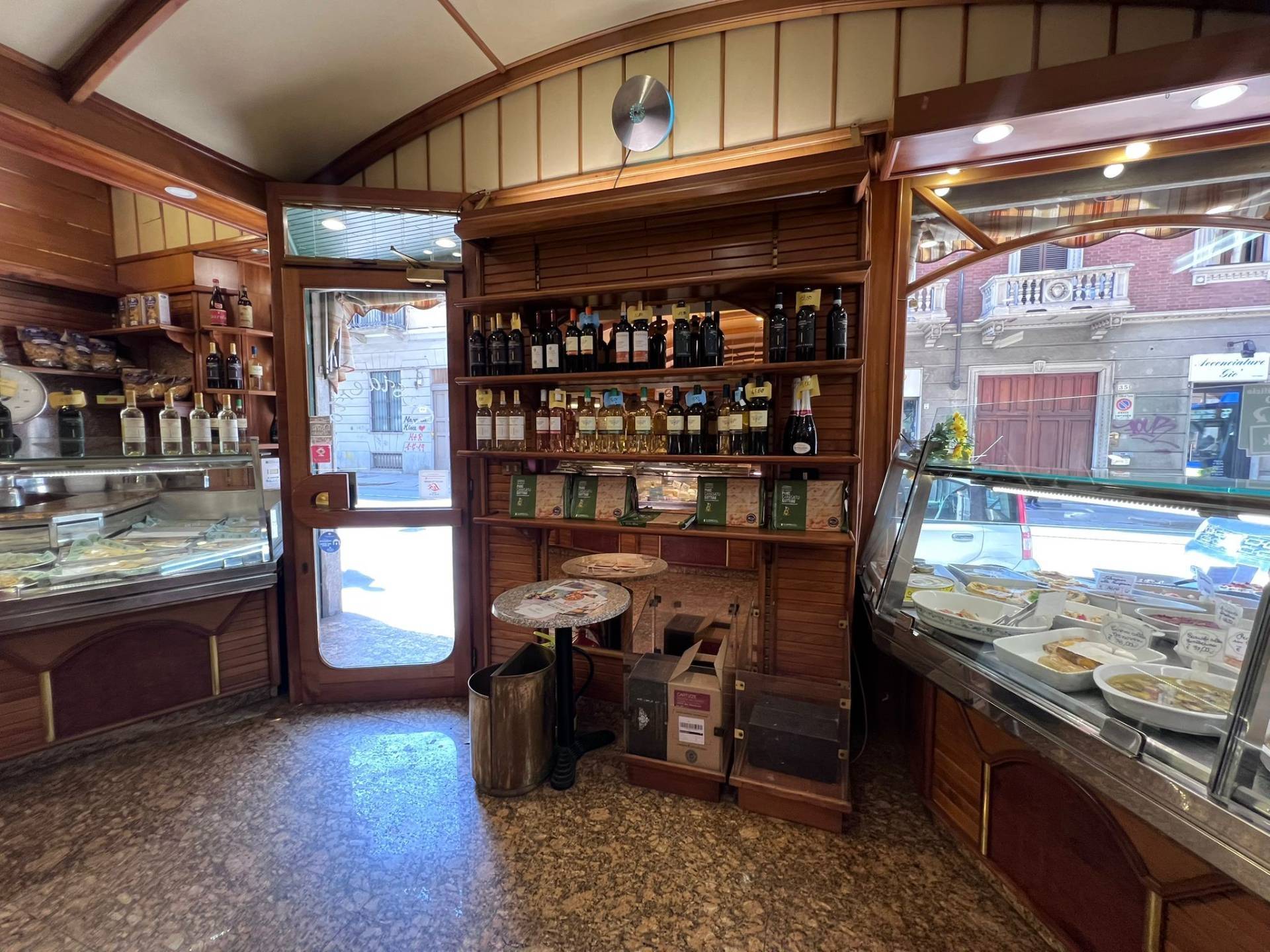 Locale commerciale in vendita a Torino, Vanchiglia